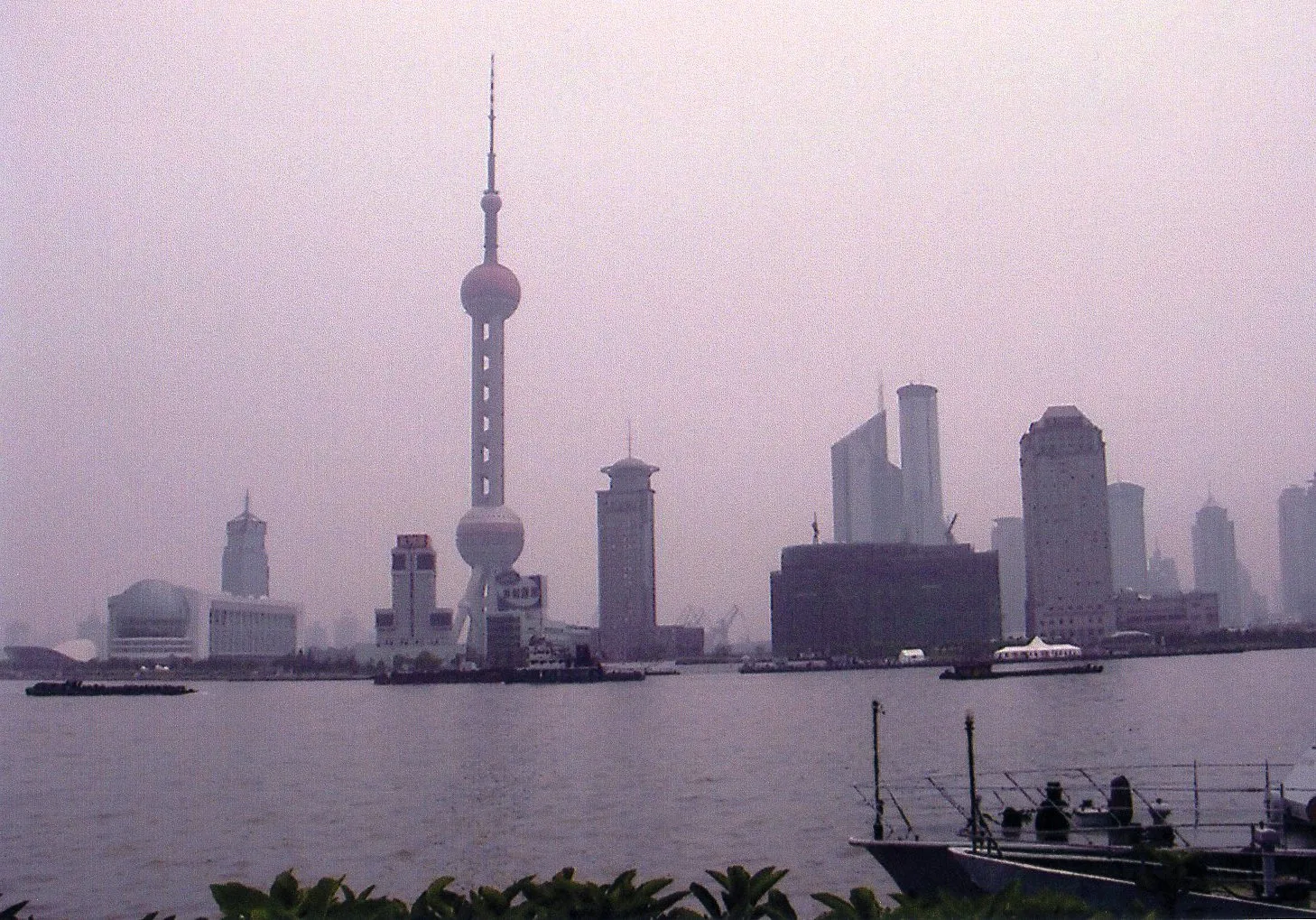 中国旅行記＠上海市内観光＆上海自然博物館編。中国上海の外灘 バンドから見た東方明珠のテレビ塔