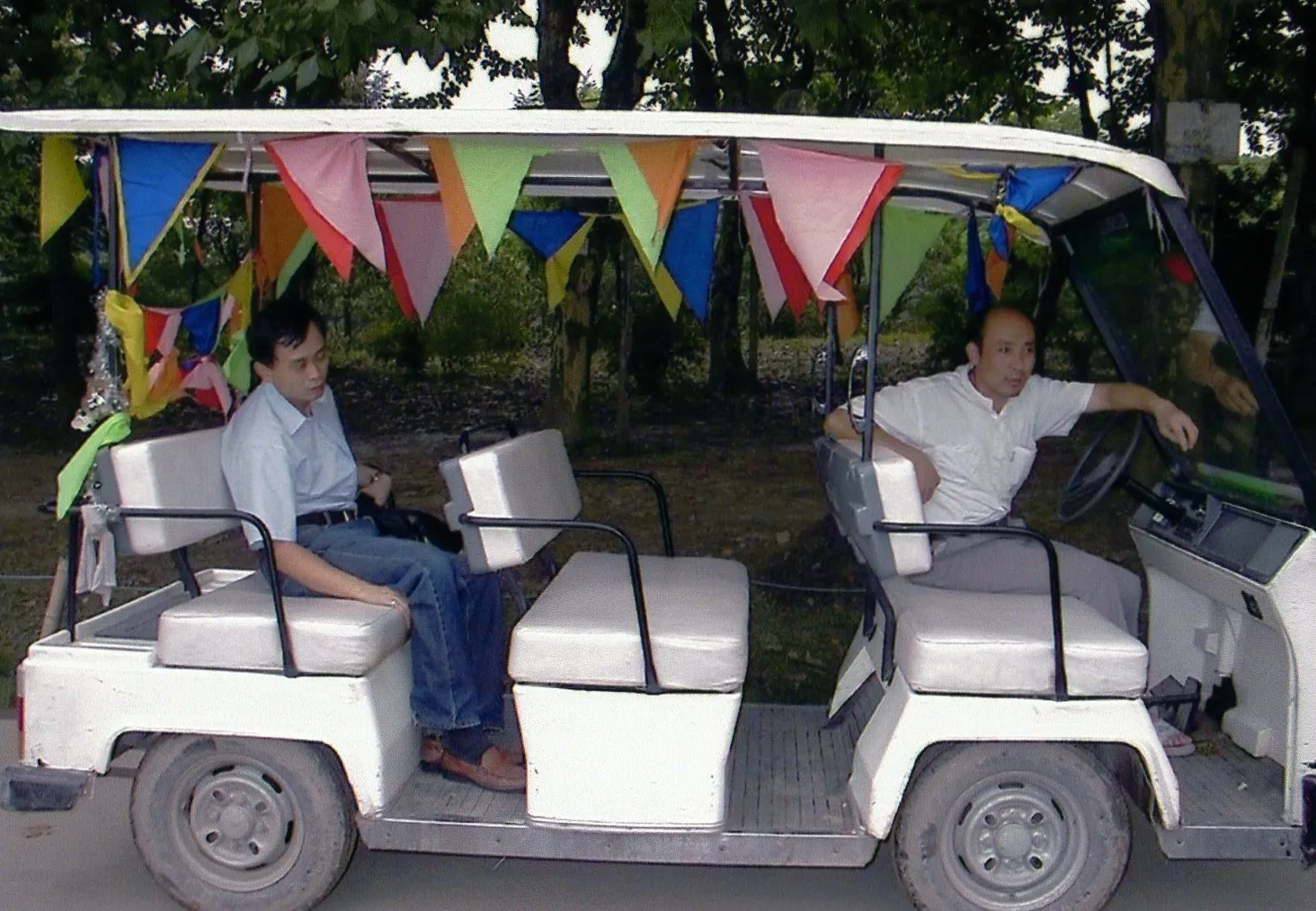 上海植物園の園内を走り回る電気自動車
