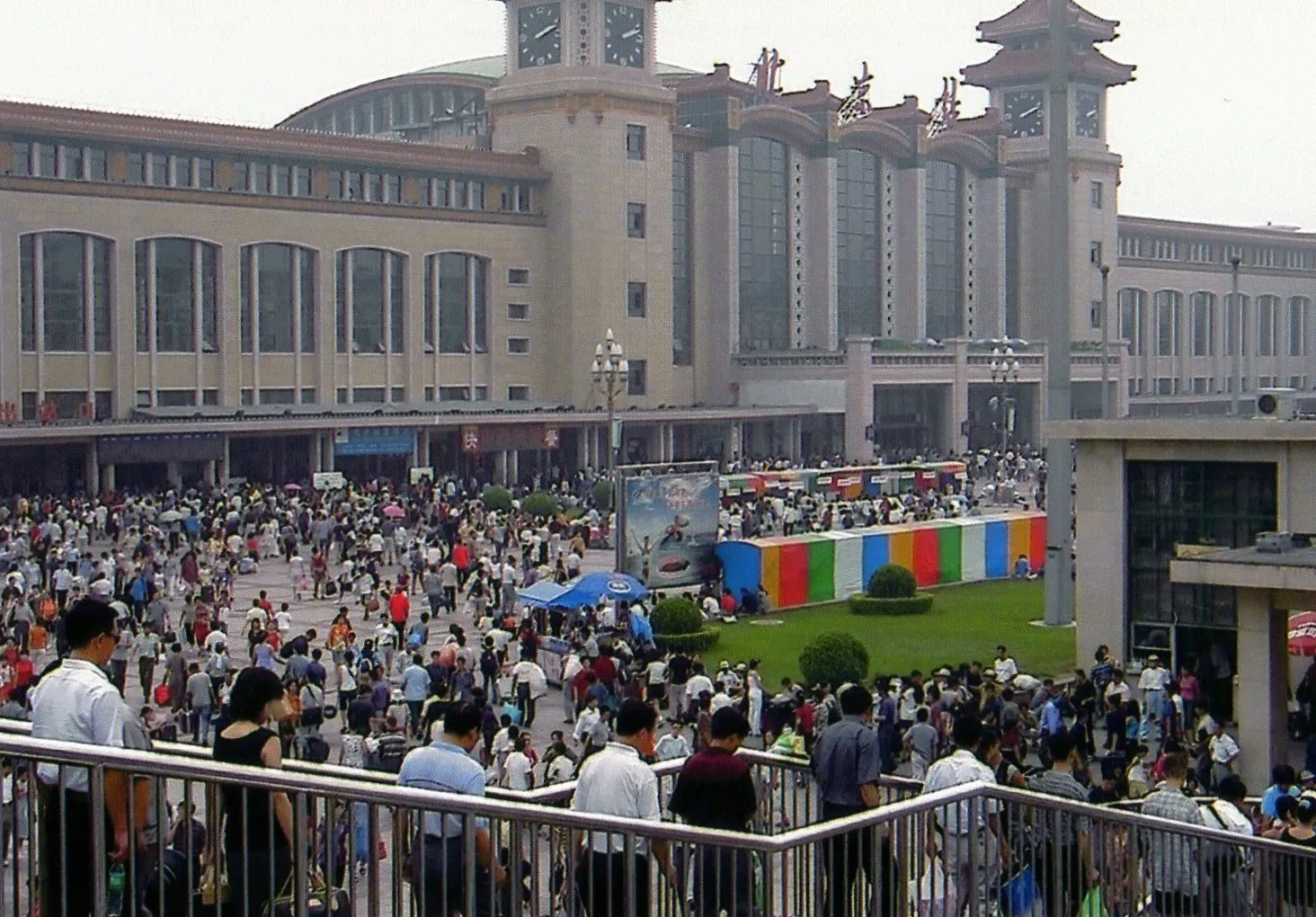 2001年の北京駅です。今はきれいになってますね。