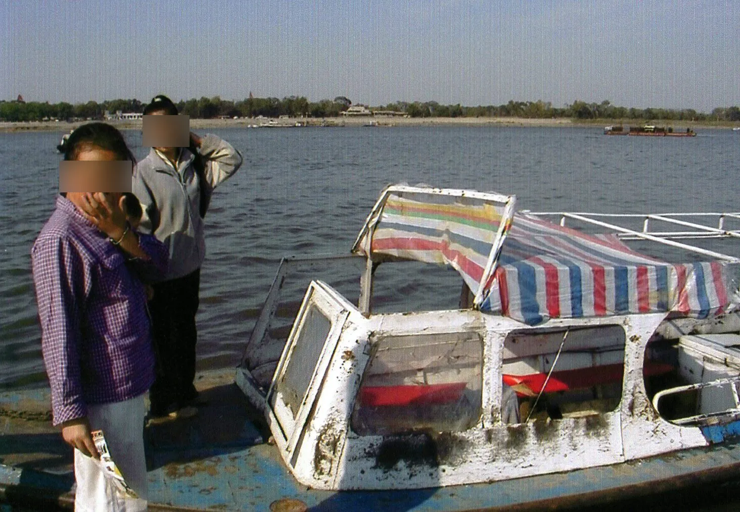 中国黒竜江省哈爾浜(ハルビン)市で客引きのおばさんに負けてこのぼろい船で太陽島へ