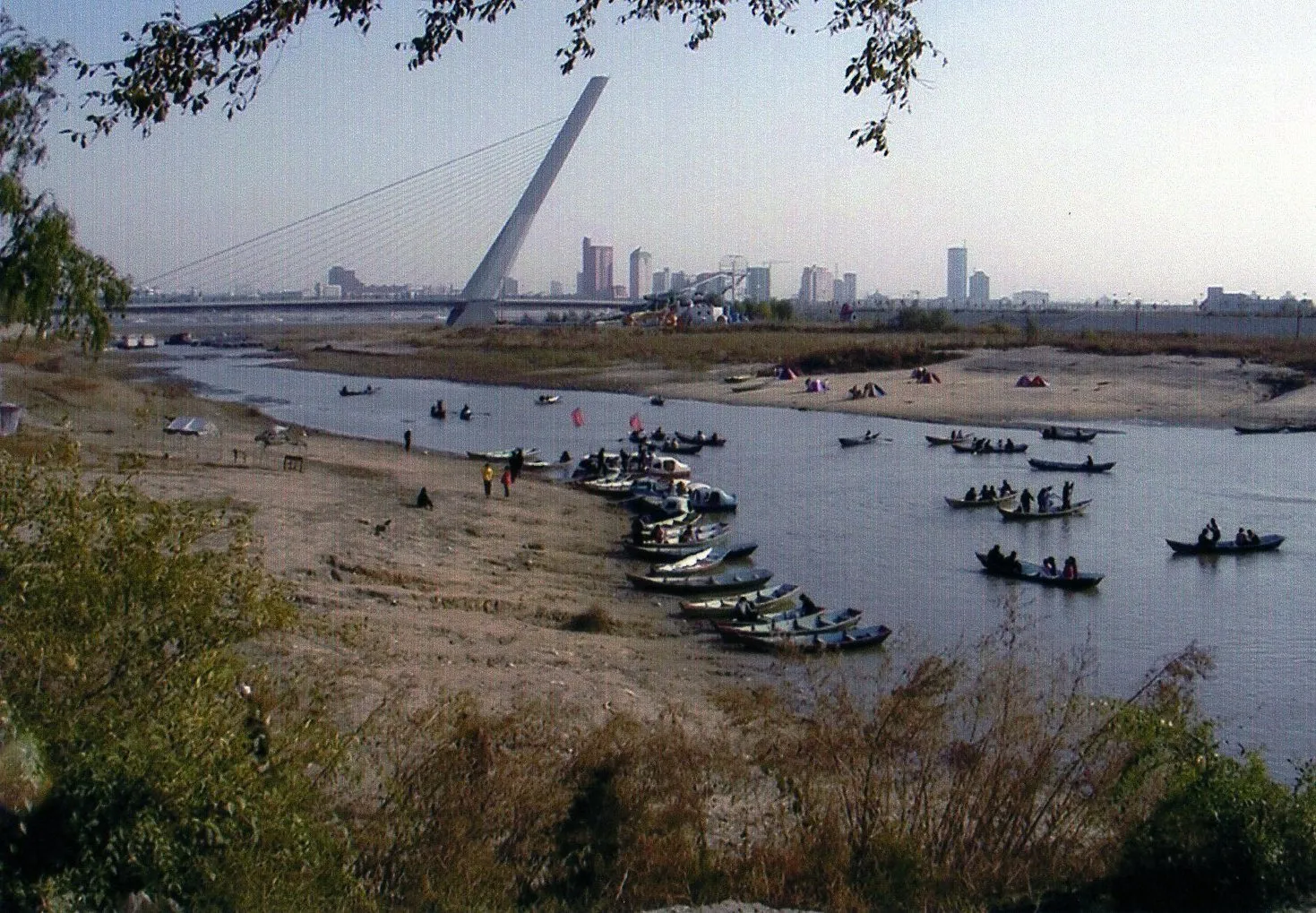 中国黒竜江省哈爾浜(ハルビン)市の太陽島からみたハルビン市と松花江の眺め