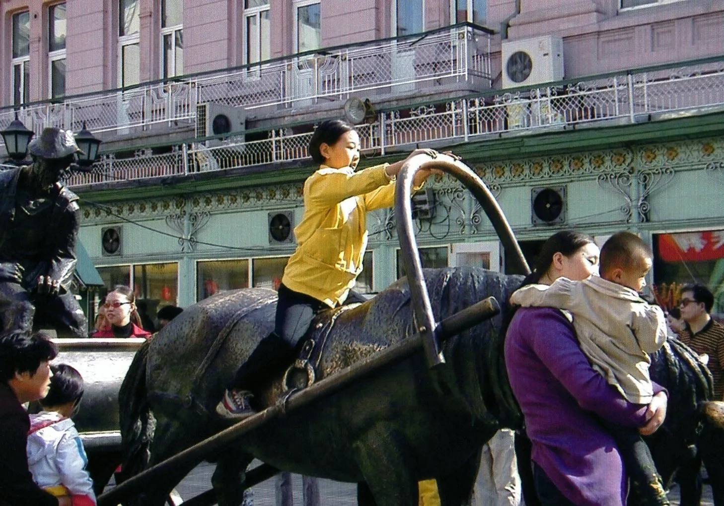 ハルビン市の中央大街のモニュメントで遊ぶ子供