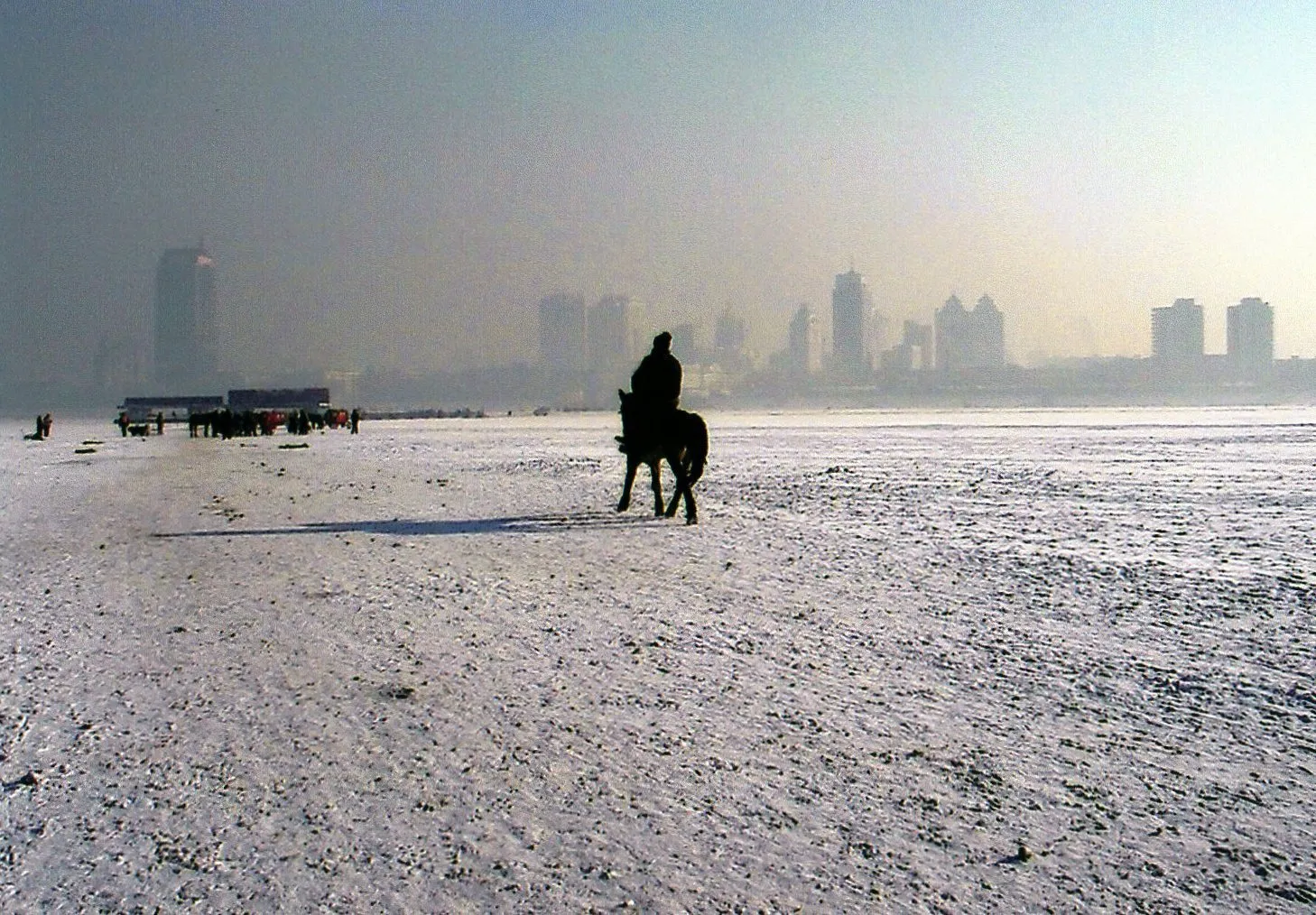 冬の哈爾浜 ハルビン市。冬の荒涼とした松花江の写真