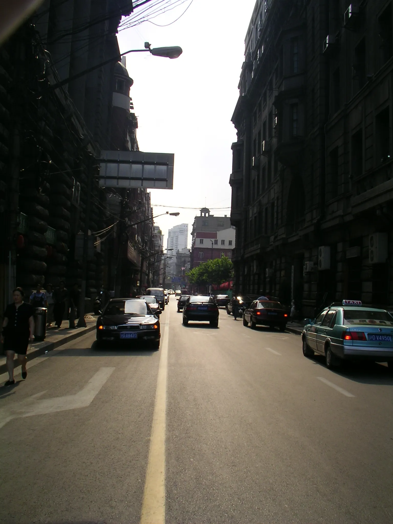 上海市内観光　上海の外灘 バンドにある文化財の西欧建築の間の道