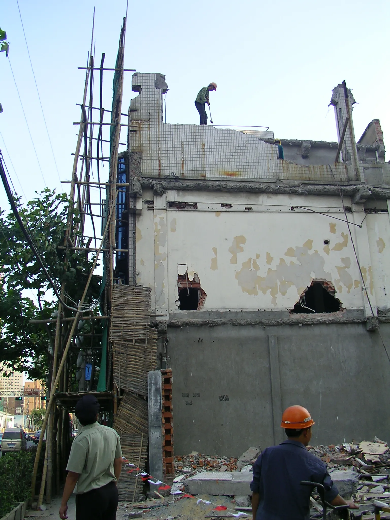 上海市内観光旅行記　万博会場前の写真。上海の弄堂にある古い建物がたくさん取り壊されてました