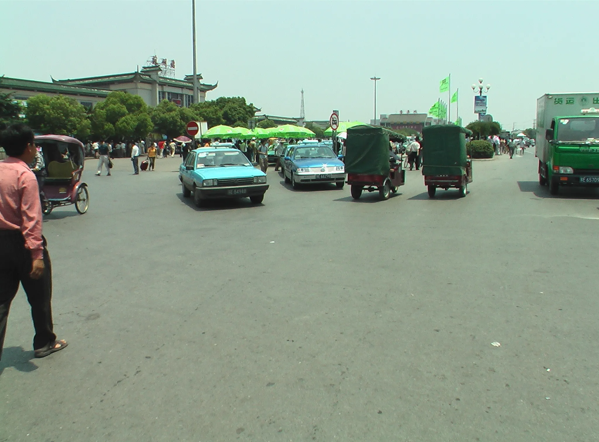 蘇州の駅前は客引きばかり