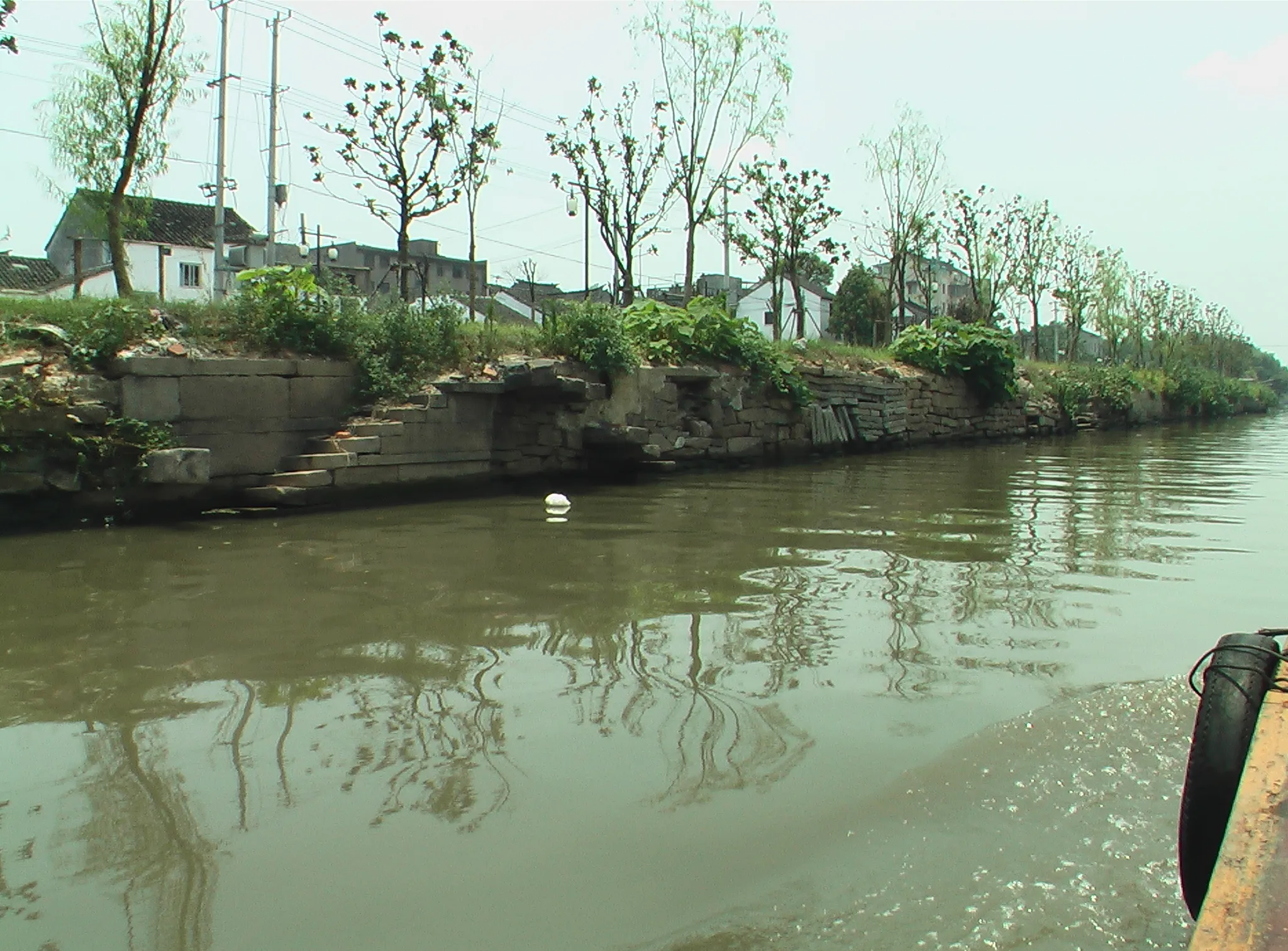 階段では蘇州市民が洗濯物をしています