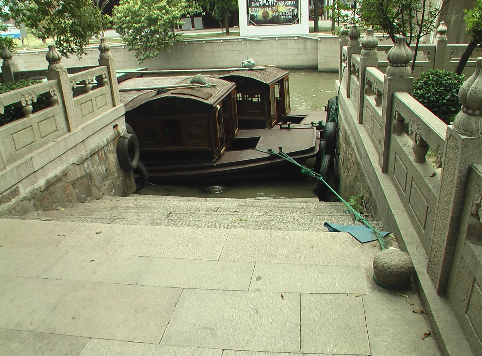 寒山寺の側にも運河の遊覧船らしき船を発見