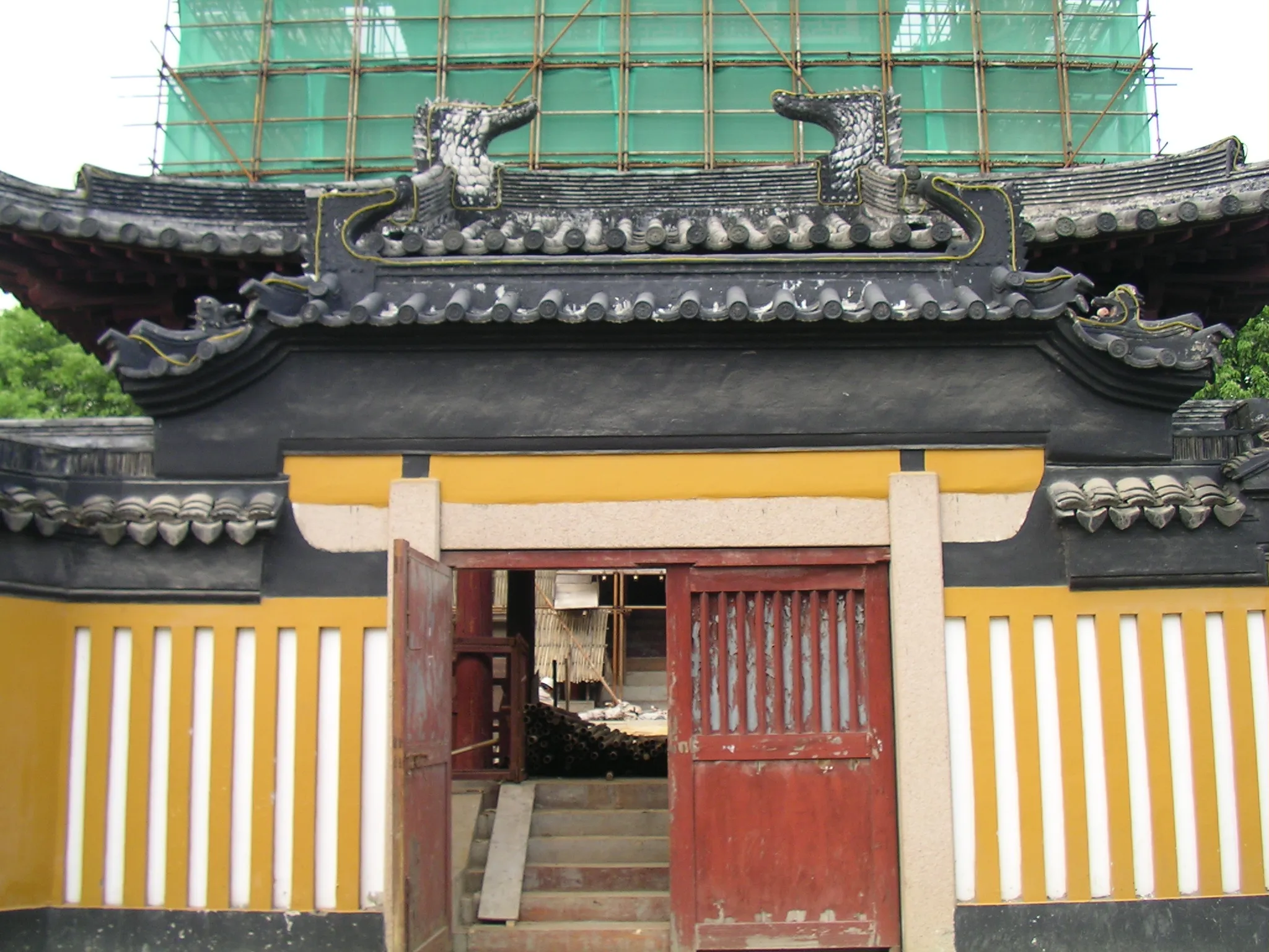 寒山寺の別の門を何か工事していたので撮影