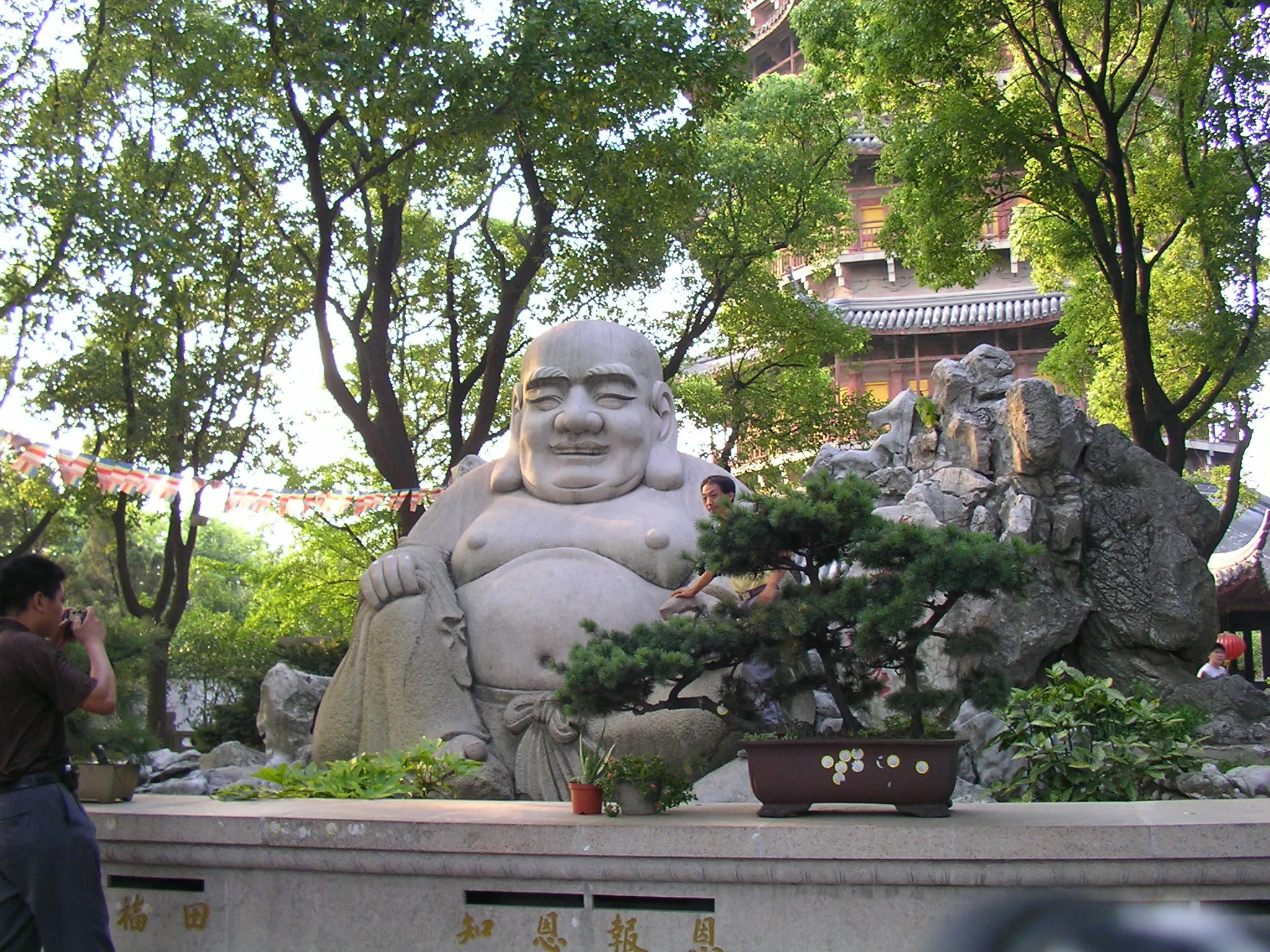 北寺塔の下にはお坊さんがいて商売熱心でしたね