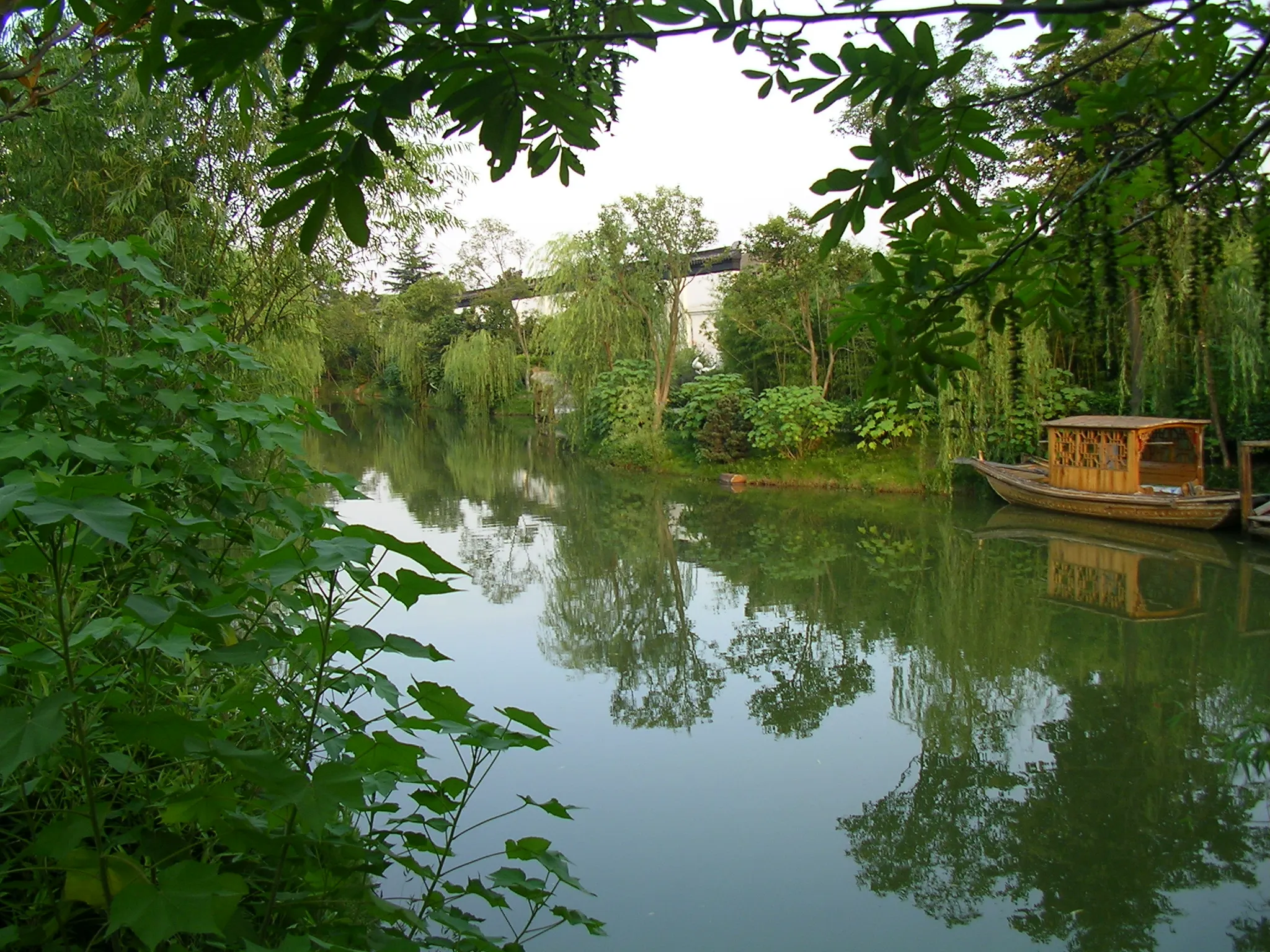 蘇州らしく遊覧船まで庭園内にあります
