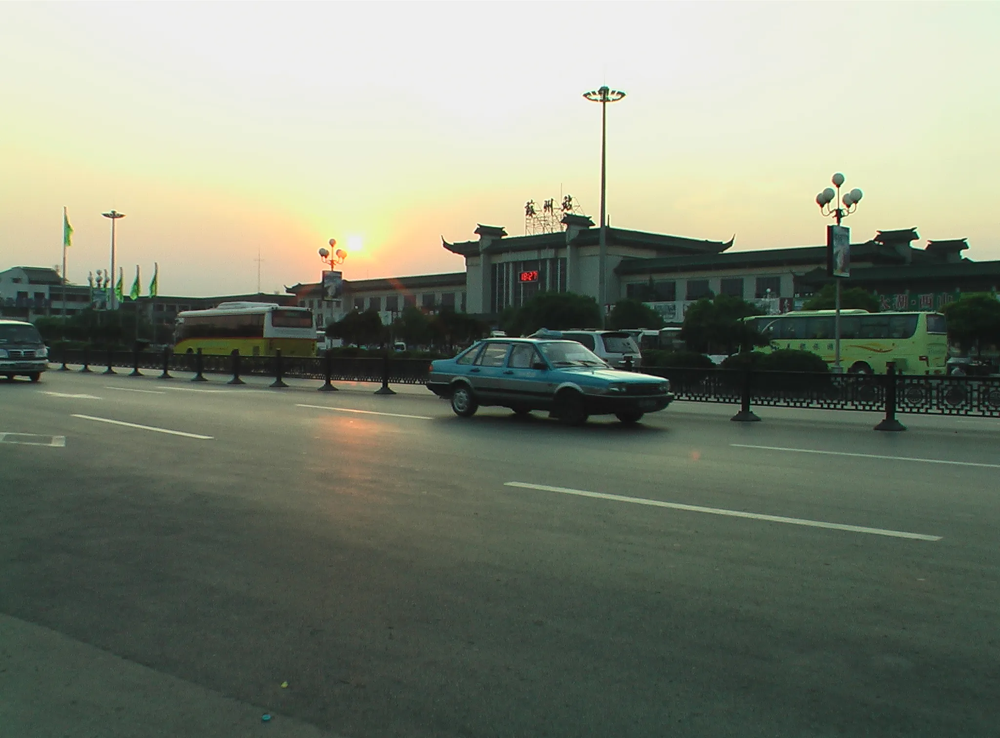蘇州駅前で夕日を見つつツアー解散。楽しかったですよ