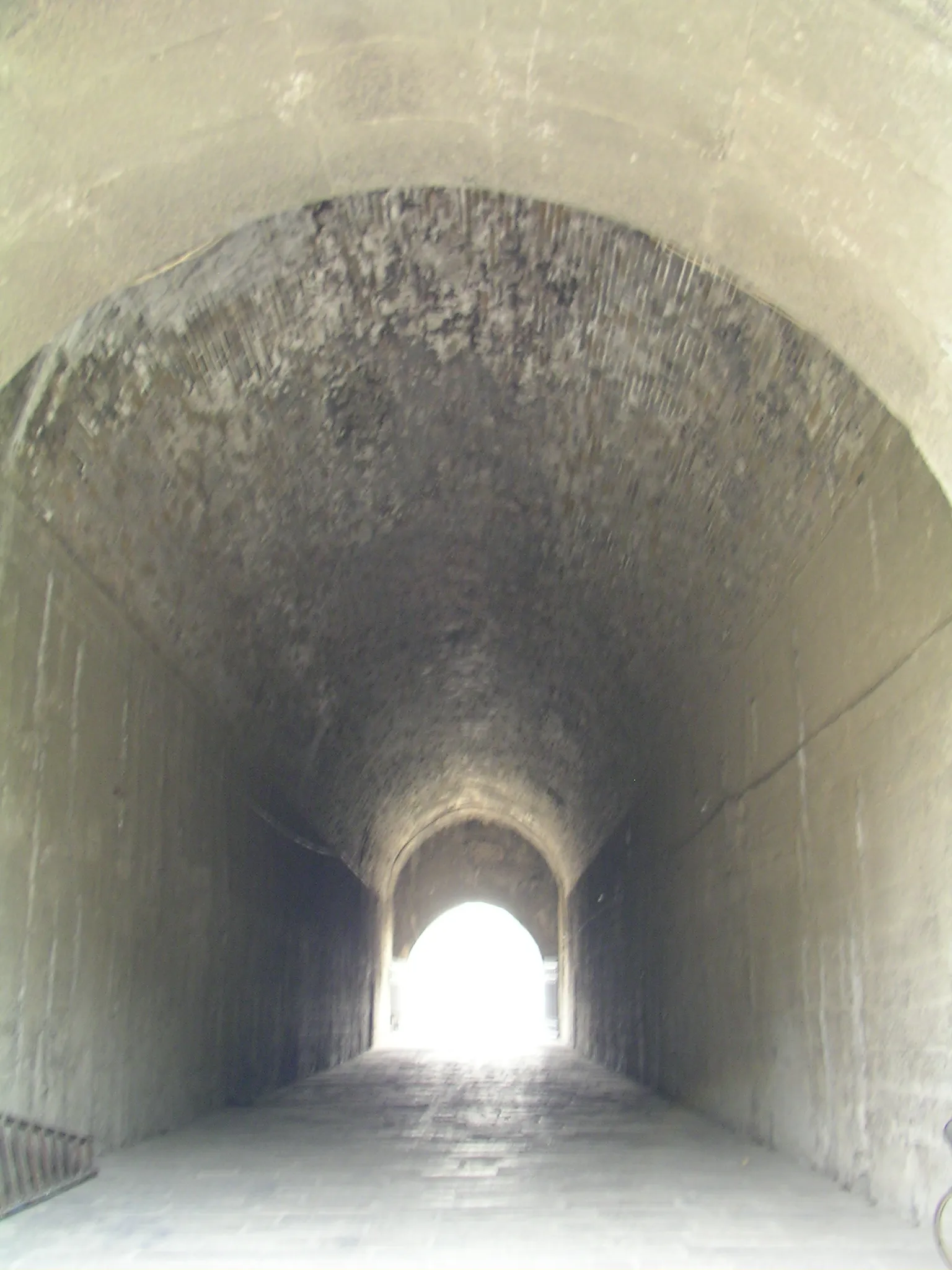 寒々とした門。ここで何人の兵士が命尽きたのだろう