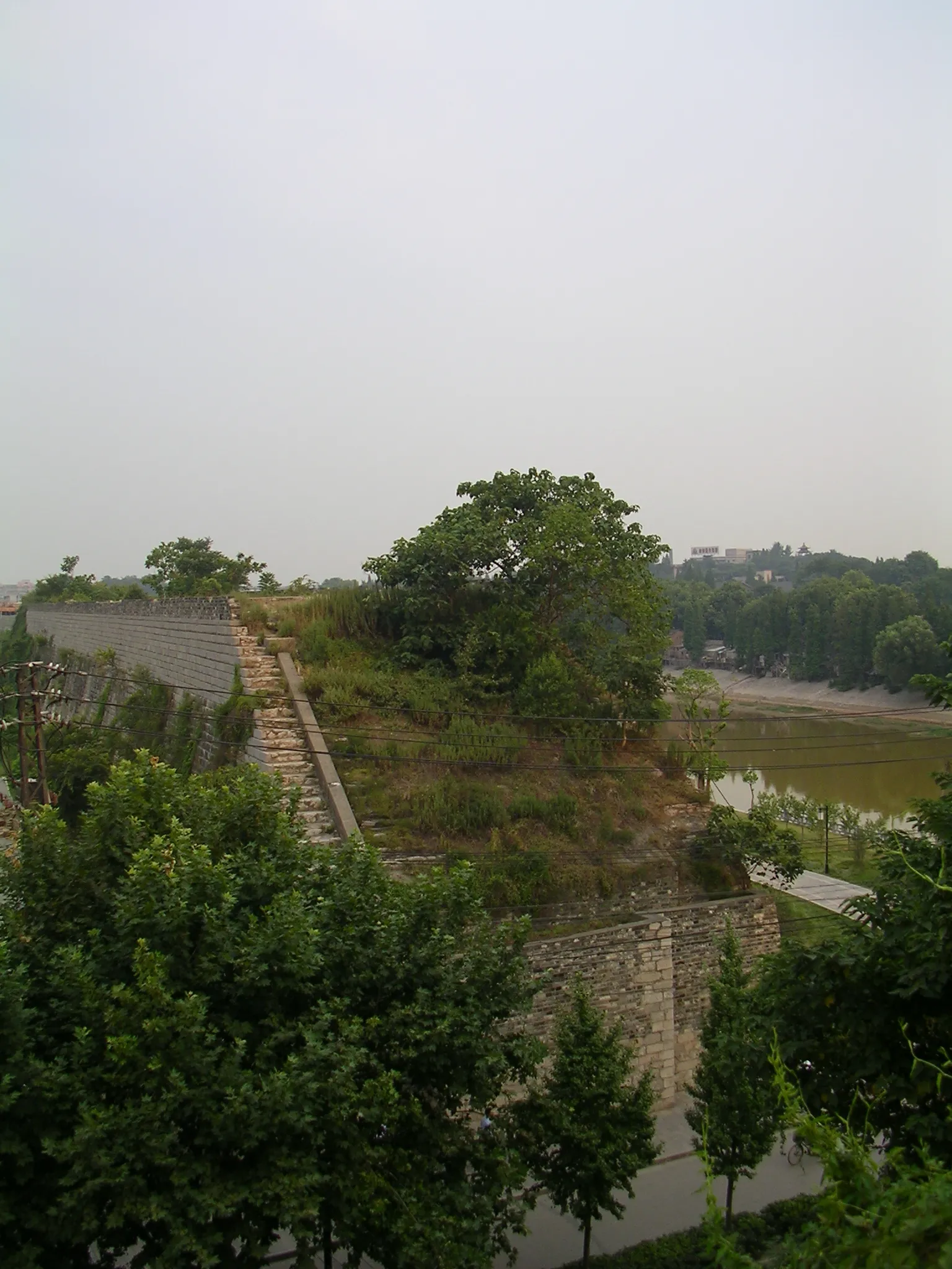 屋上に上って南京城跡を撮影。付近では色々な遺物が出土するらしい