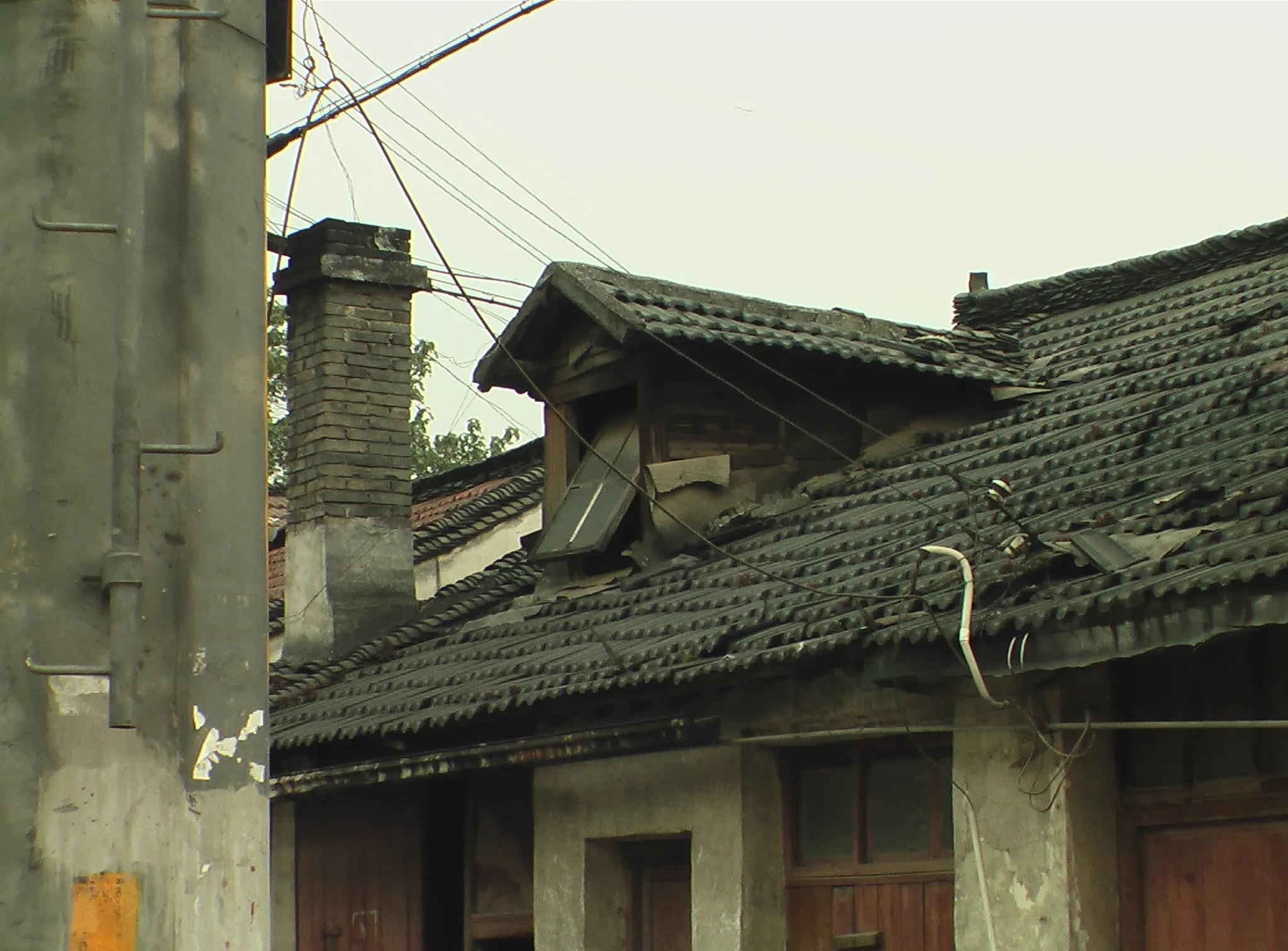 大げさではなく決死の一枚。都市開発で南京の古い建物も取り壊されているのだろうか?