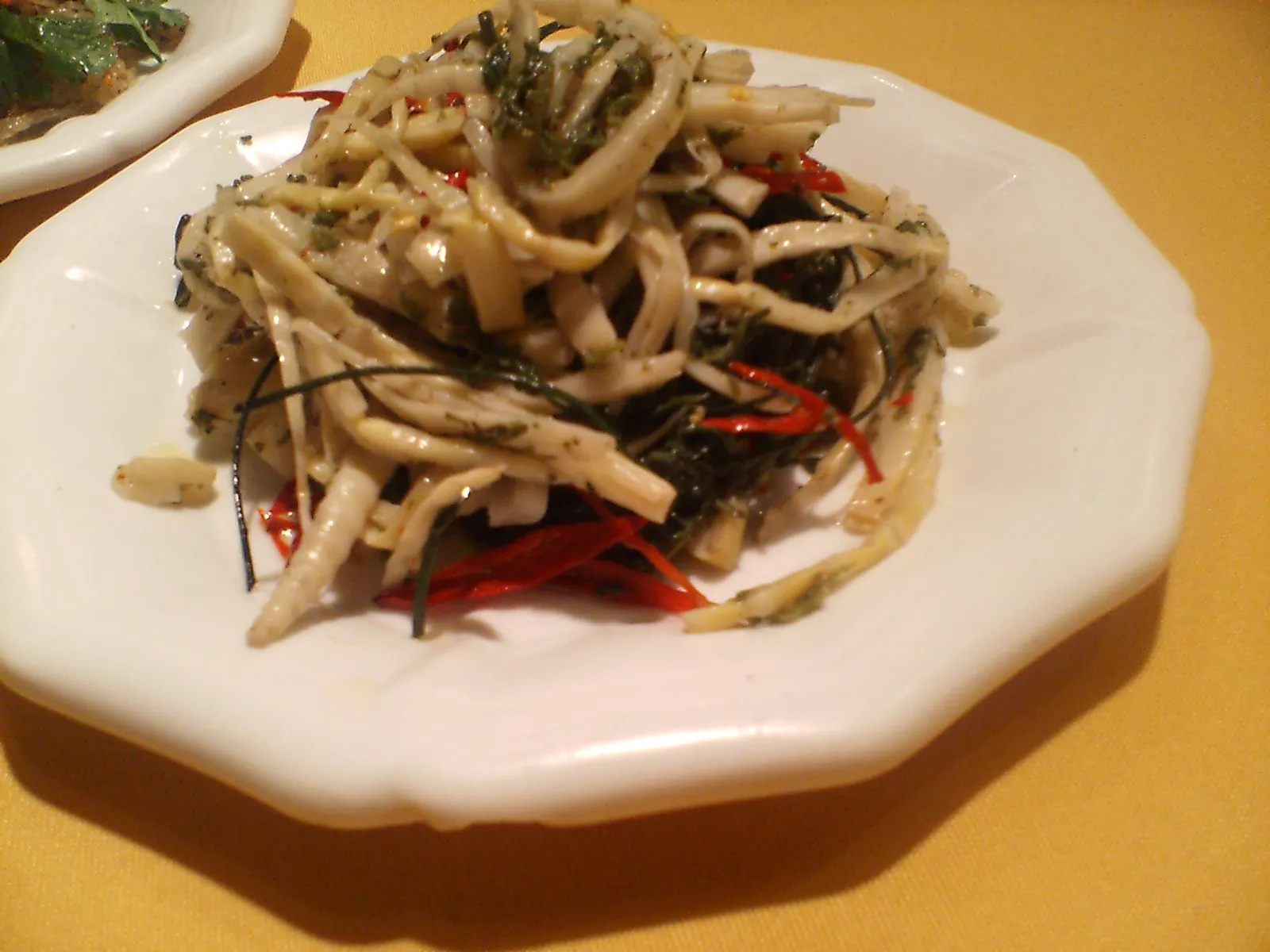 とまとじゅーす的中国旅行記 上海の上南路周家渡付近。竹の子などを炒めた冷菜。千切り唐辛子がアクセント