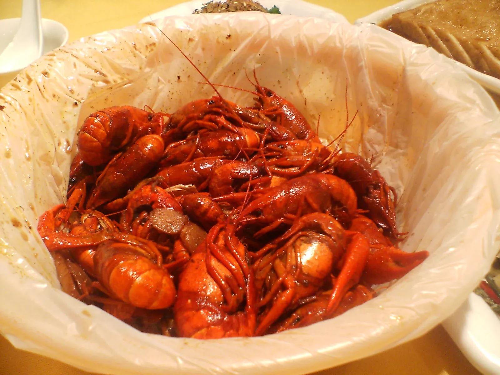 とまとじゅーす的上海市内観光 こちらが先ほどの食用ザリガニ。上海の浦東新区上南路と周家渡付近。上海料理は基本は淡白な味