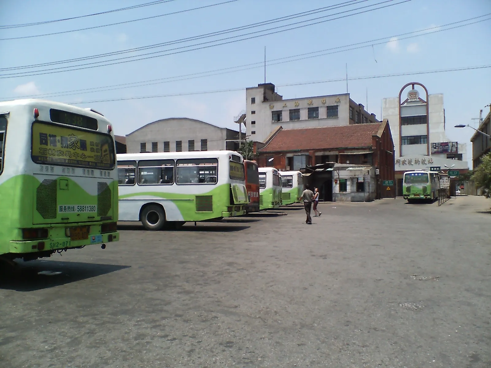 とまとじゅーす的中国旅行記 上海万博前の風景集。上海の浦東新区上南路の周家渡付近、周家渡のバス停。渡し船乗り場もある