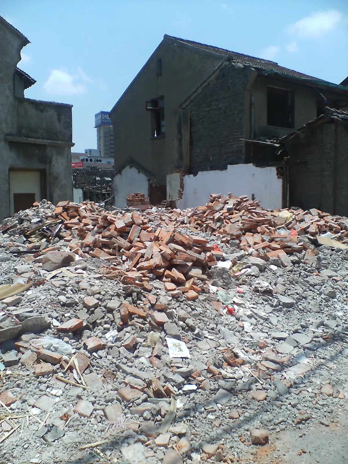とまとじゅーす的中国旅行記 上海万博前の風景集。上海の浦東新区上南路の周家渡付近 にぎやかなゲームセンターやビリヤード屋さんや、朝の活気のある市場や食堂、1元ショップなどが無くなっていく