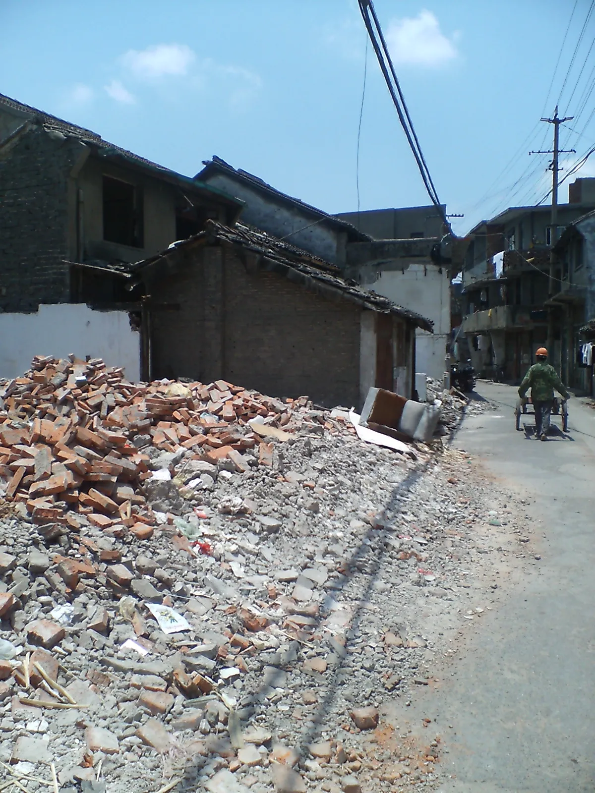 とまとじゅーす的上海市内観光 上海万博前の風景集。浦東新区上南路の周家渡付近 にぎやかなゲームセンターやビリヤード屋さんや、朝の活気のある市場や食堂、1元ショップなどが無くなっていく