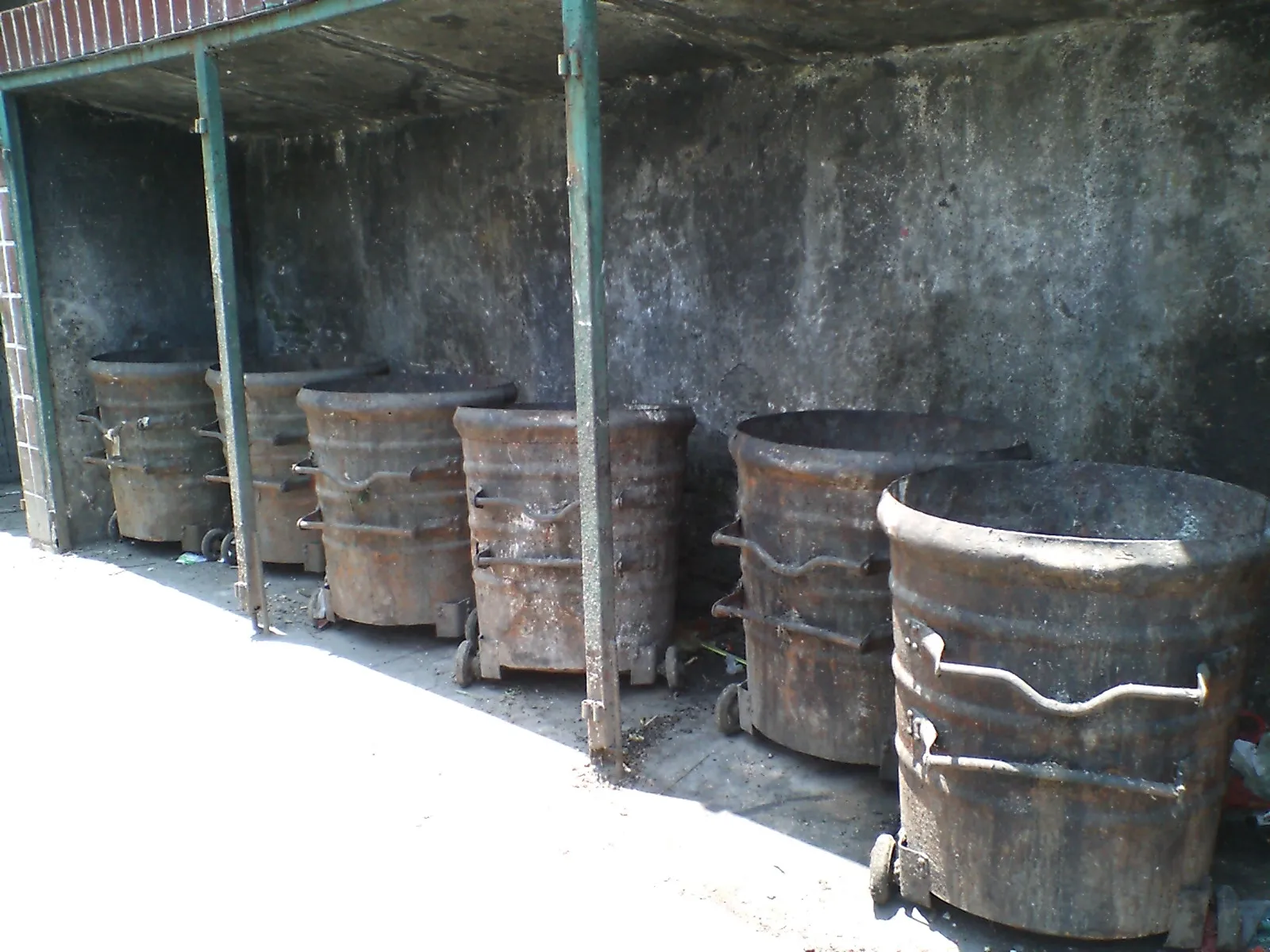 とまとじゅーす的中国旅行記 上海万博前の風景集。上海の浦東新区上南路の周家渡付近 常にゴミがたくさん入っていたけれど、もう何も無い