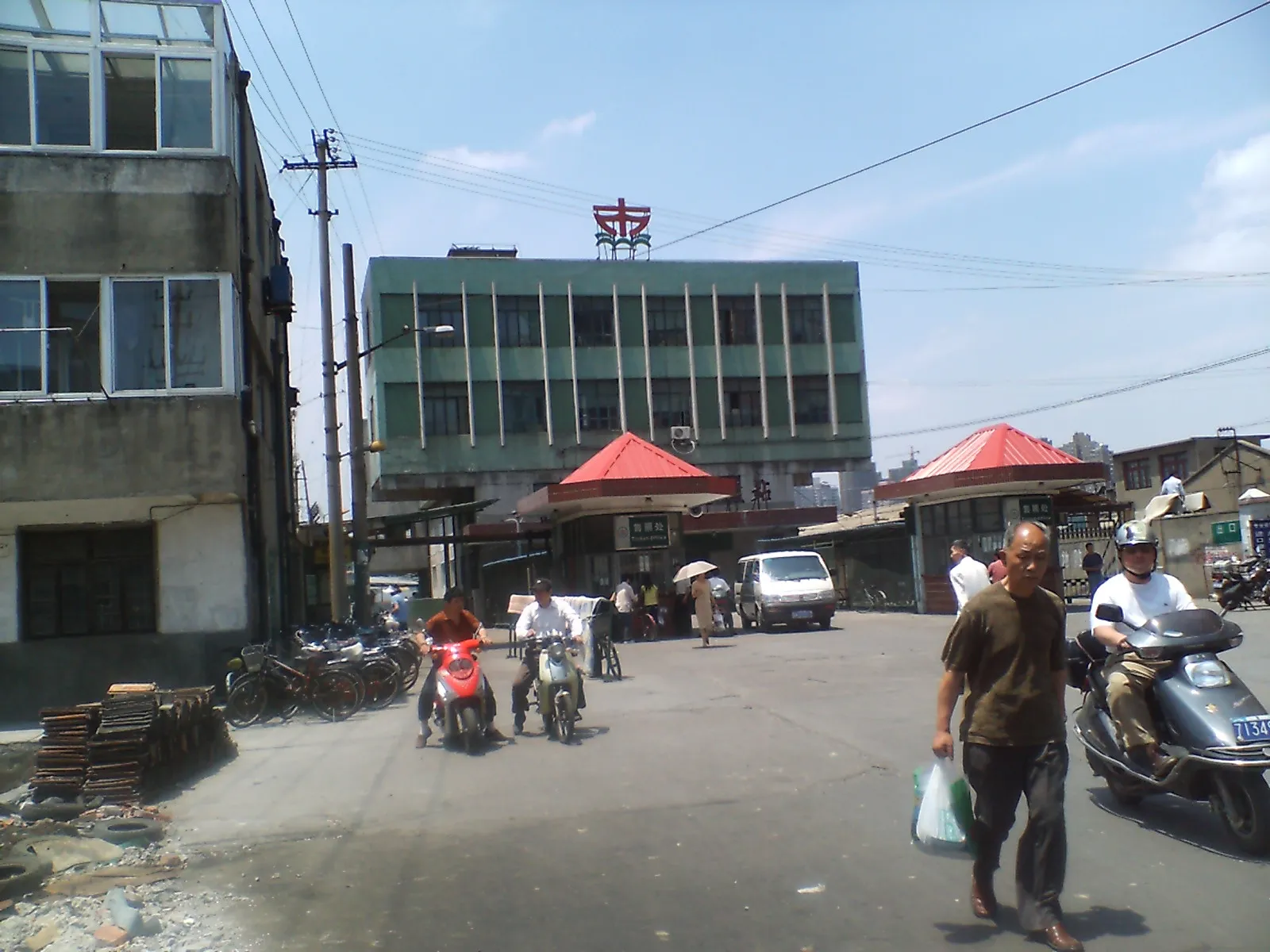 とまとじゅーす的中国旅行記 上海万博前の風景集。上海の浦東新区上南路の周家渡付近 上海浦東新区の上南路の周家渡の船乗り場。インチキ将棋勝負師など色々な人がいました。。今は地下鉄も出来てます
