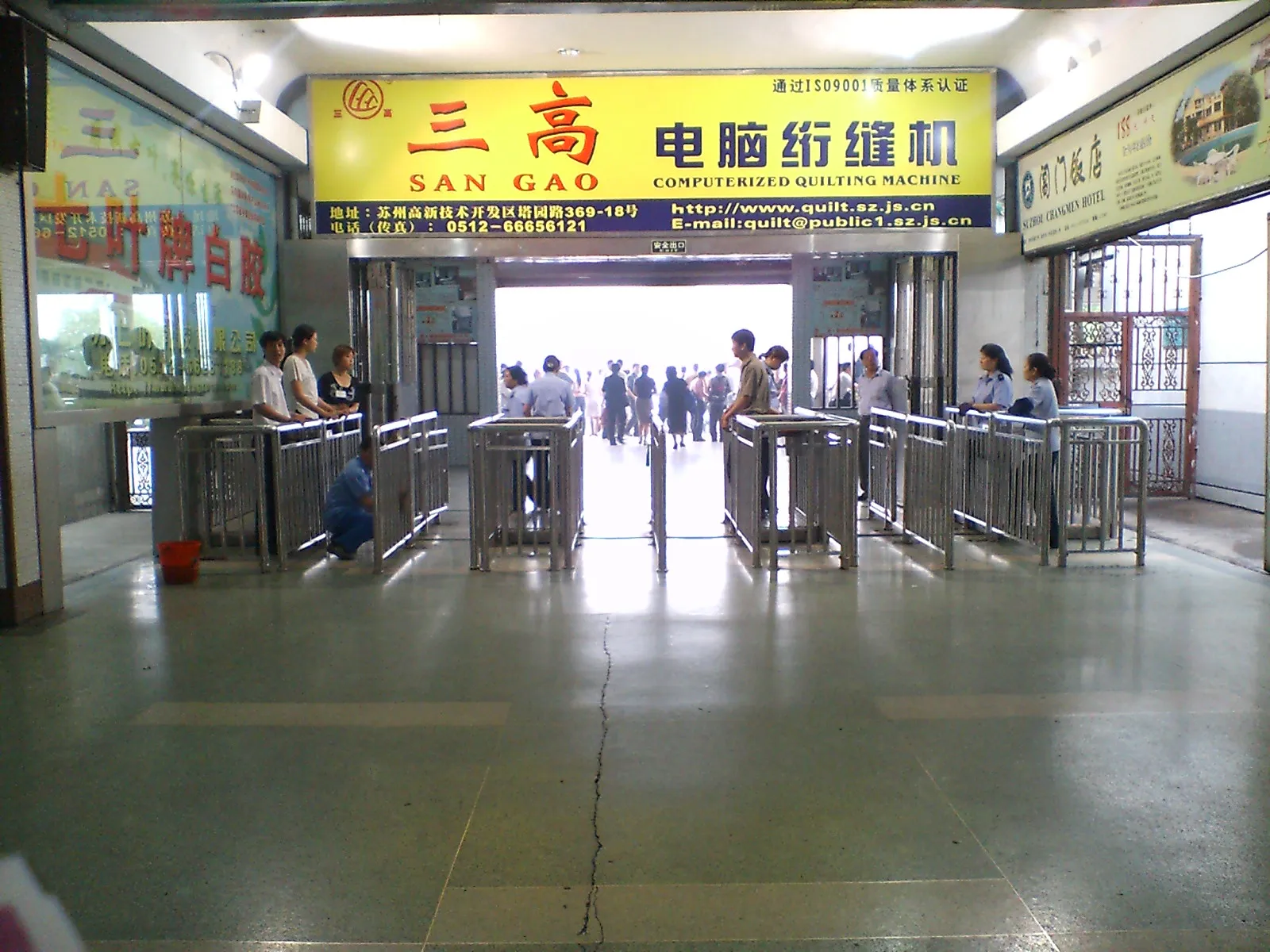 蘇州観光　蘇州の小さい出口。商魂たくましい宿屋の客引きと旅行客の客引きが待機中