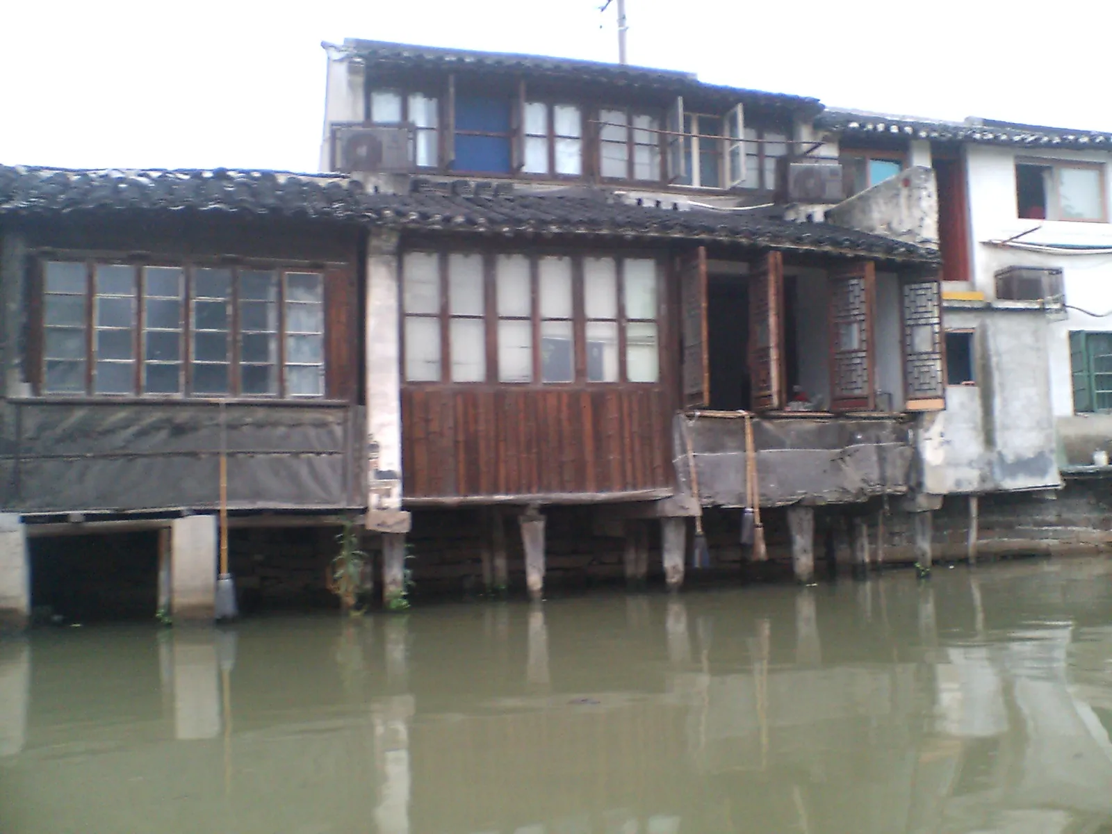 蘇州観光　柱がむき出しの家。地震があったら一番に運河に沈む予感
