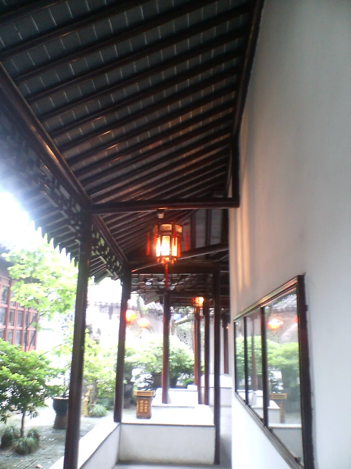 蘇州観光　世界遺産の拙政園の庭園の回廊