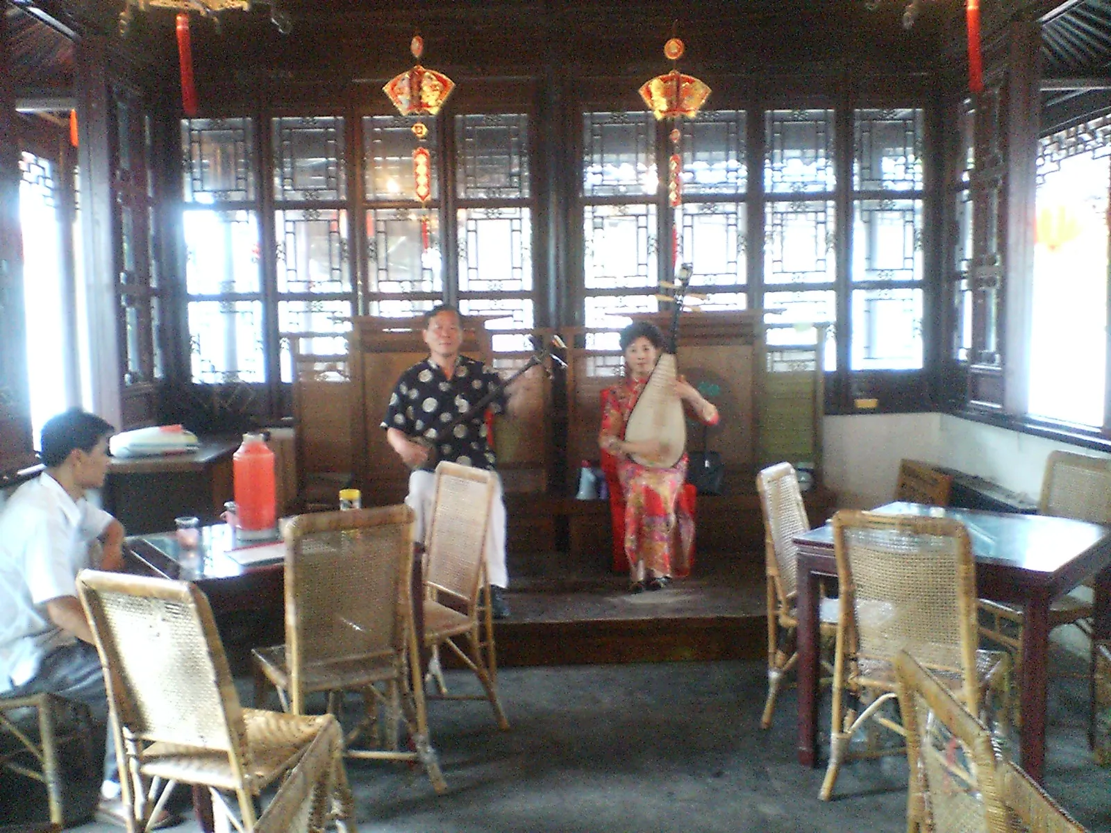 蘇州観光　前回来た時と同じ方が二胡を演奏していました。年季入ってる。観光客は二人なので貸しきり状態で聞けました