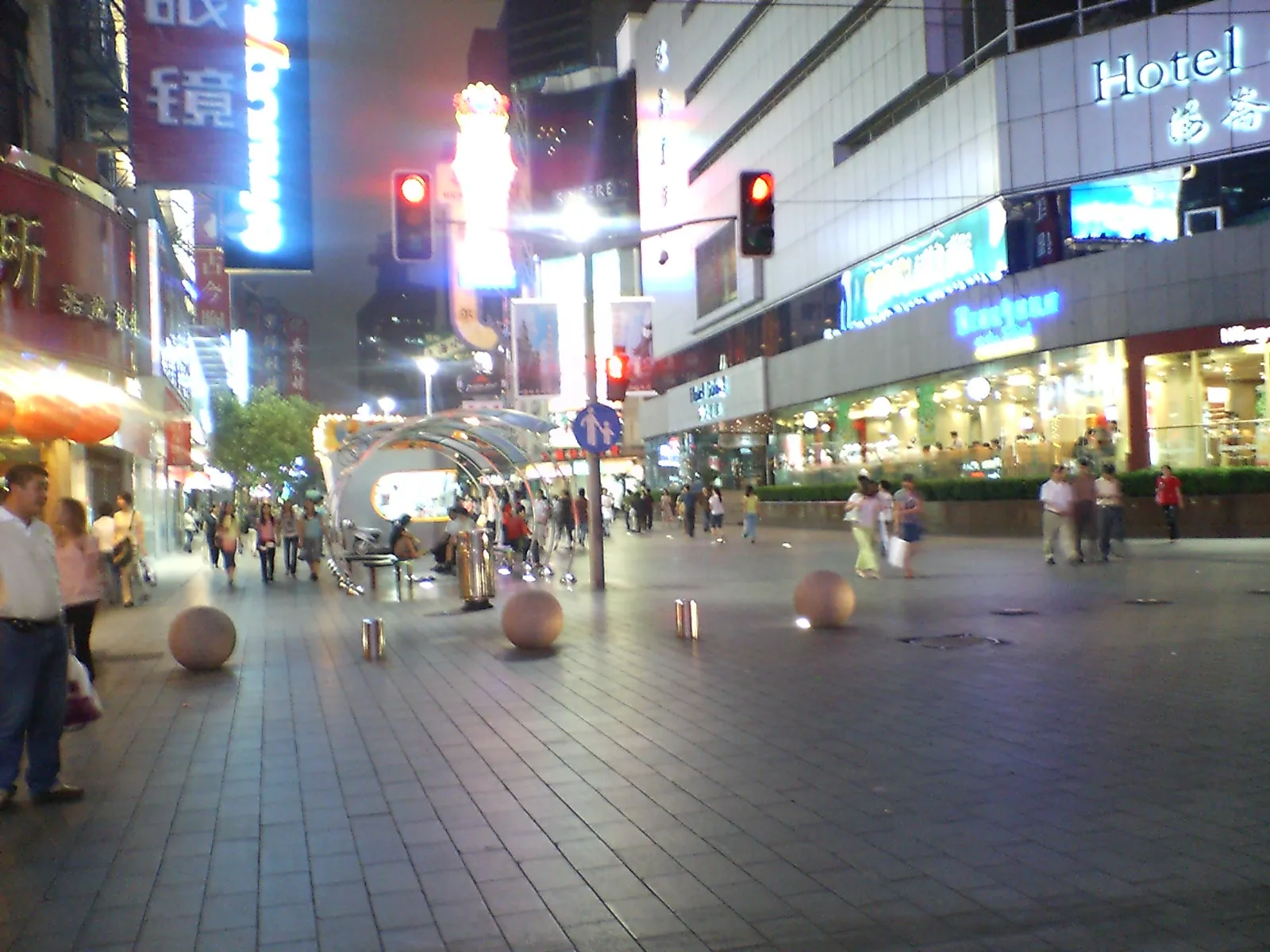 夜の上海観光　夜の上海の街を散策。ここは南京路。怪しい日本語をしゃべる人は無視しましょう