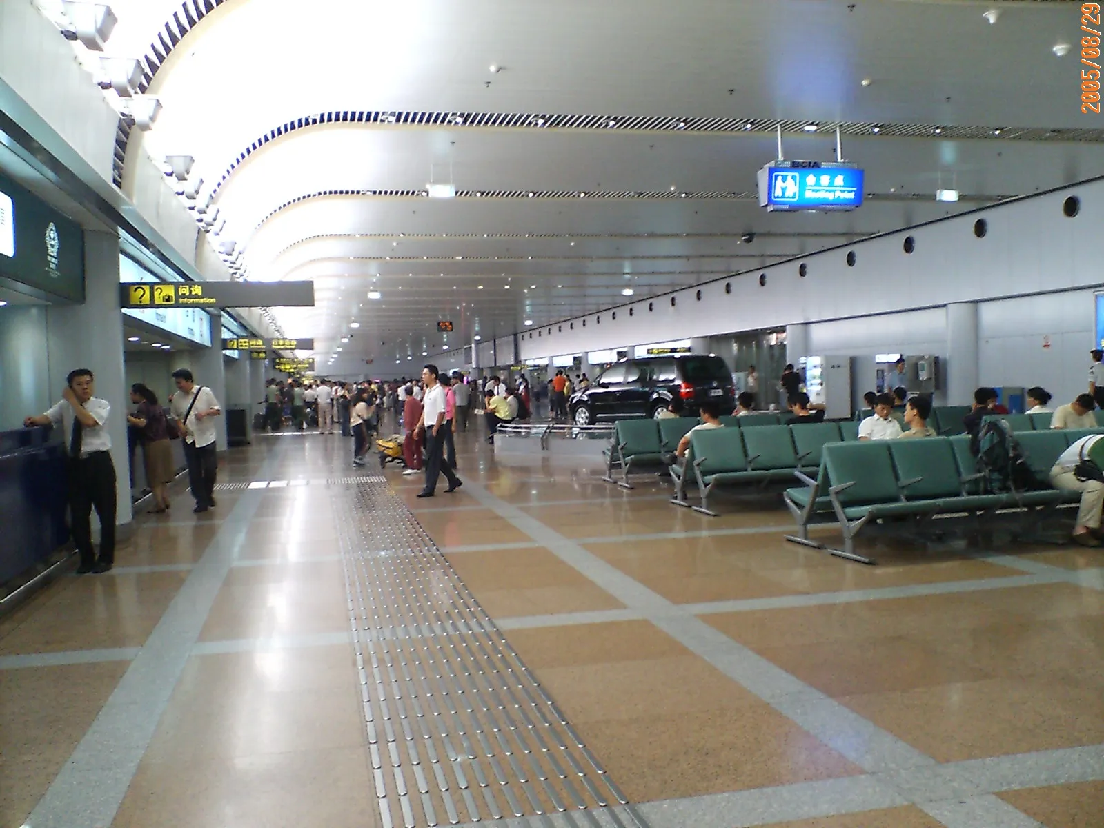 夜の北京国際空港へ到着