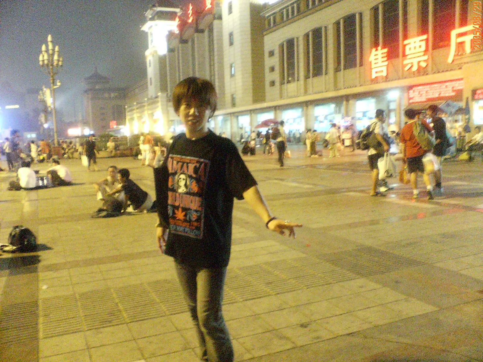 夜の北京駅前で記念撮影