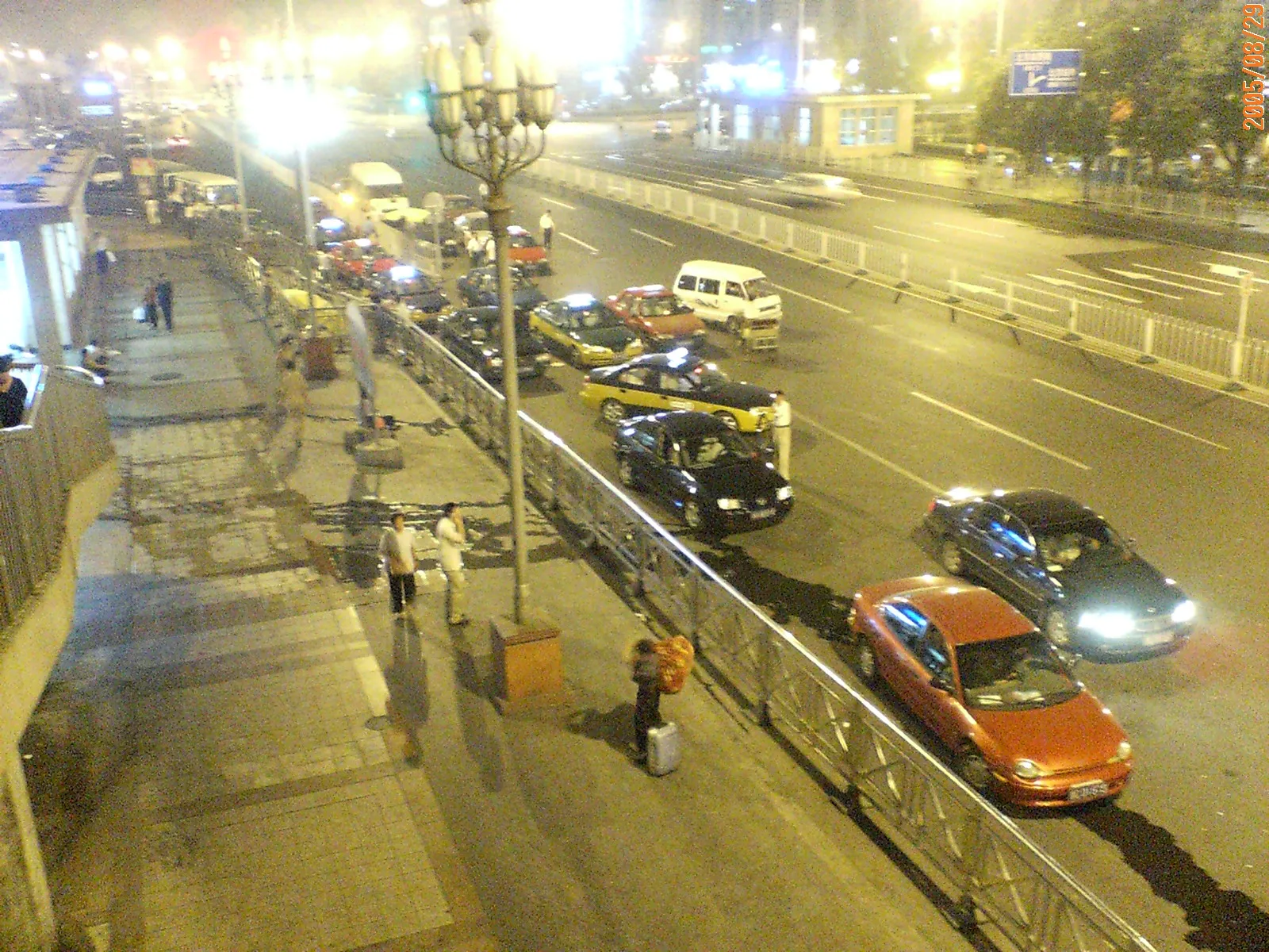 北京駅前のタクシー乗り場