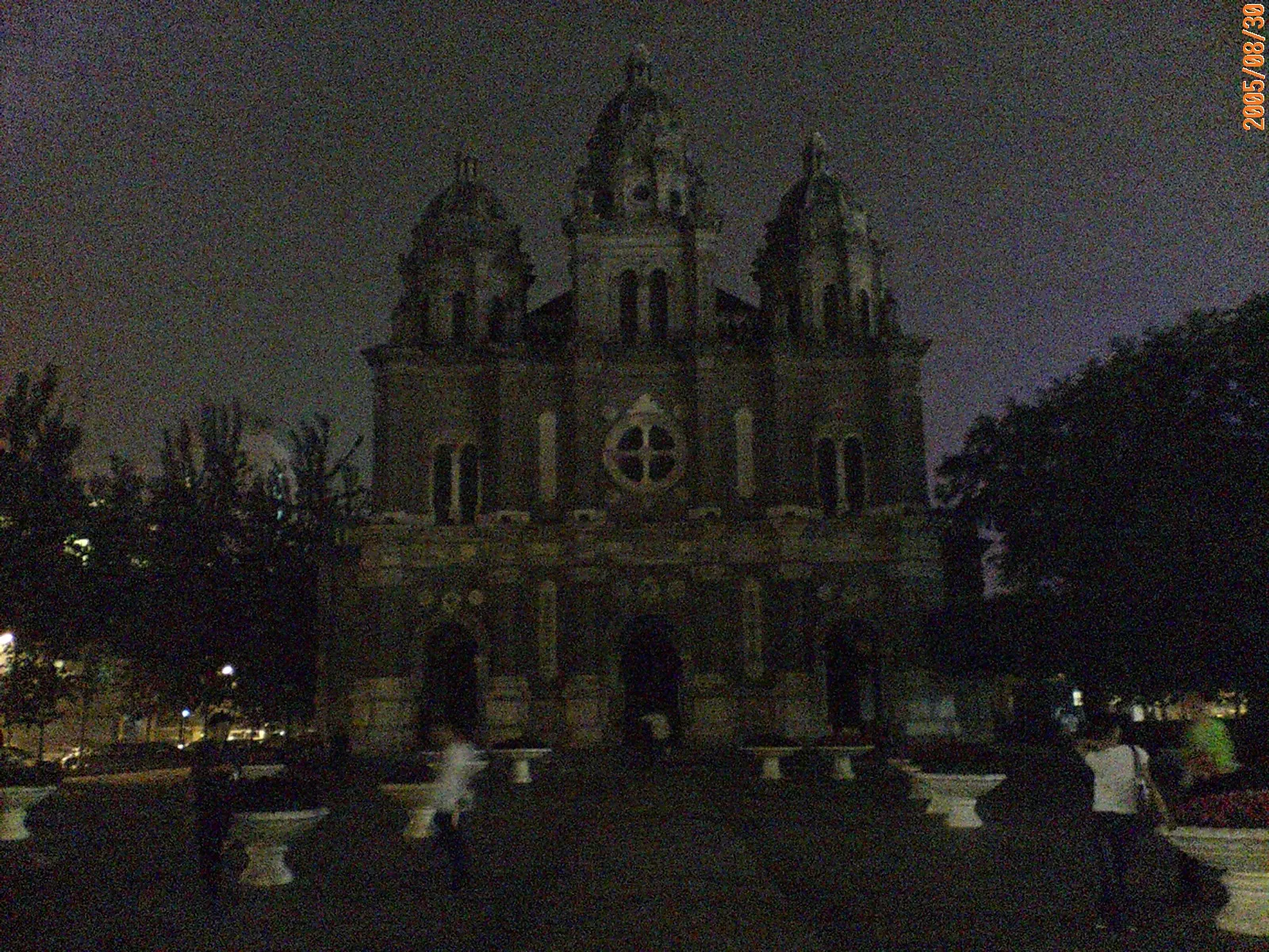 夜の東単の古い教会