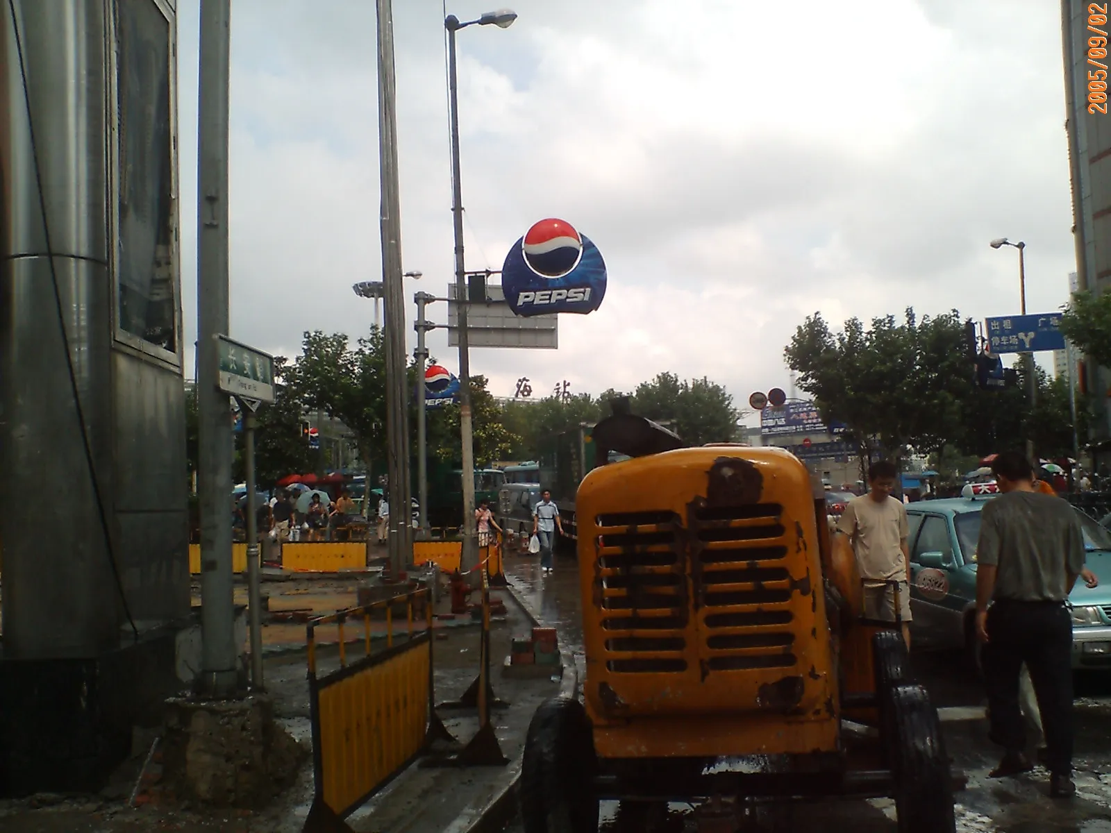 工事中の上海駅前