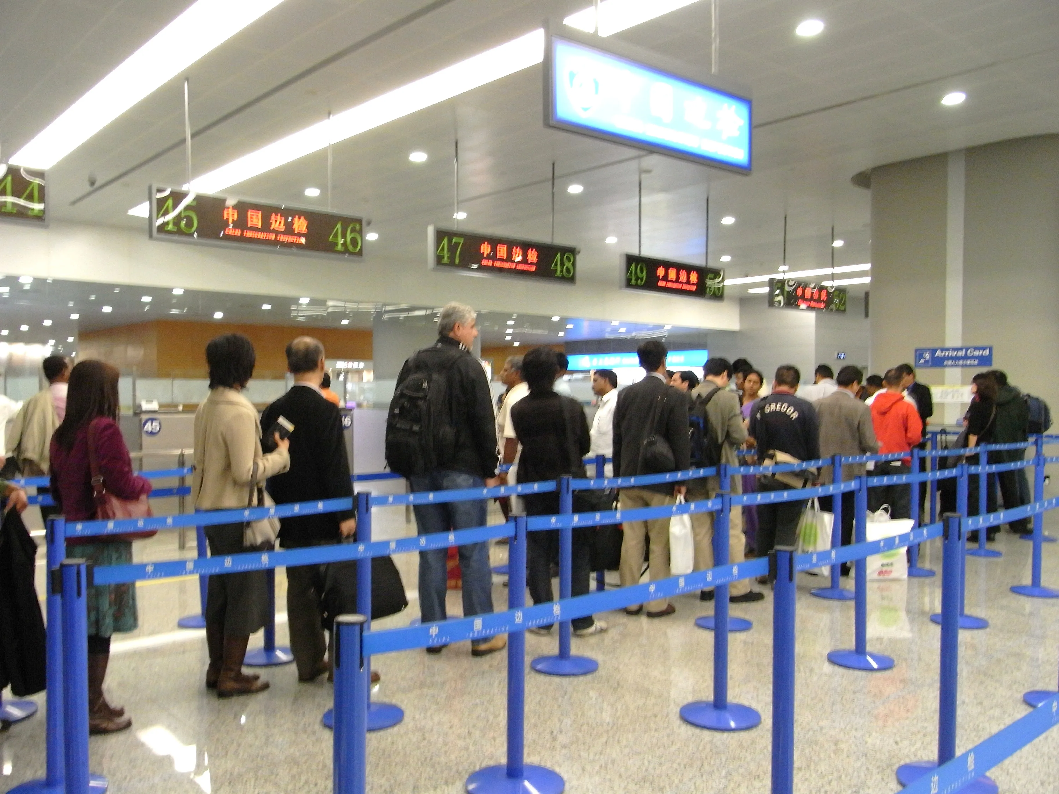 混雑する上海浦東国際空港