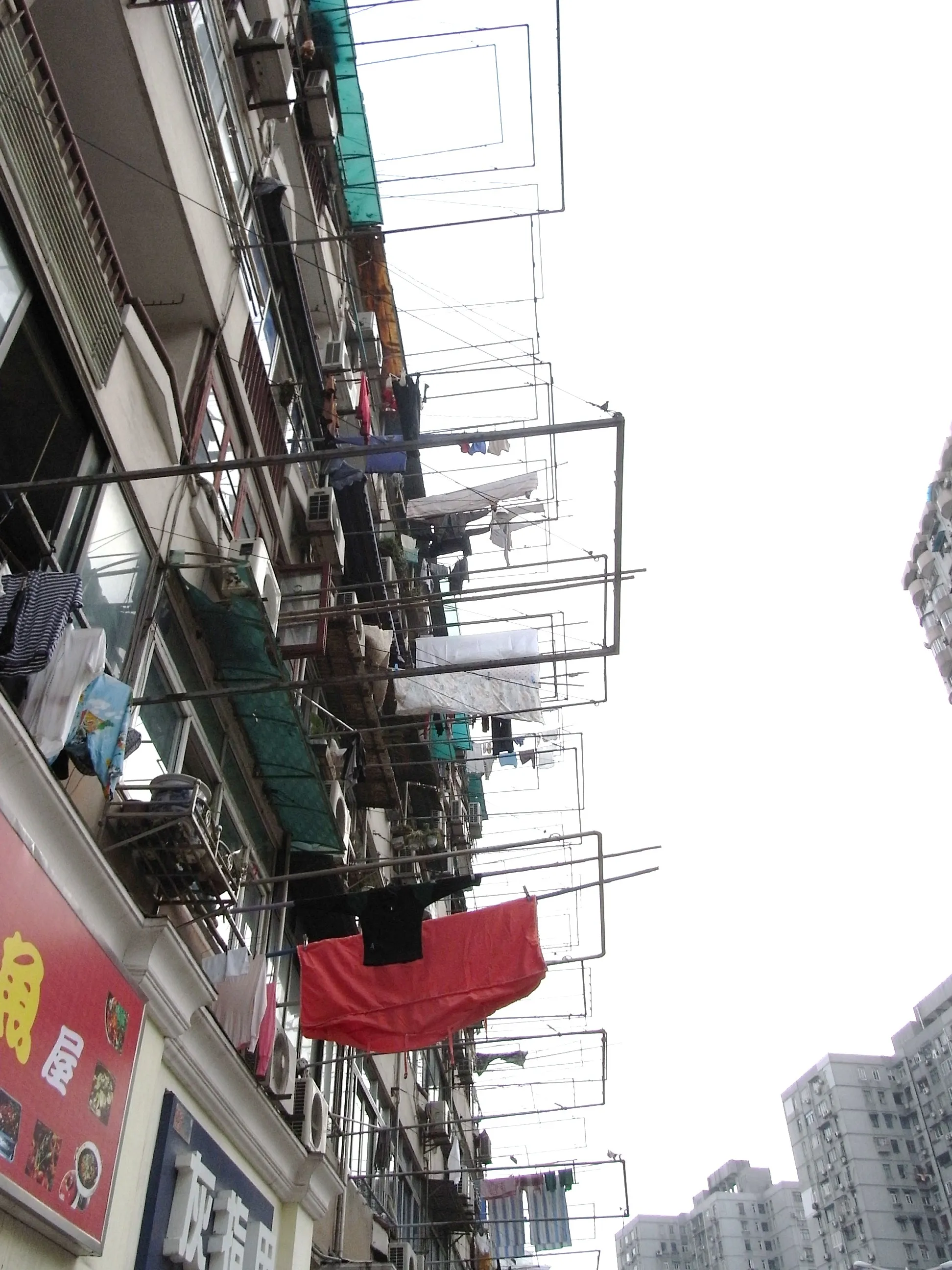 洗濯物が干される古いマンション