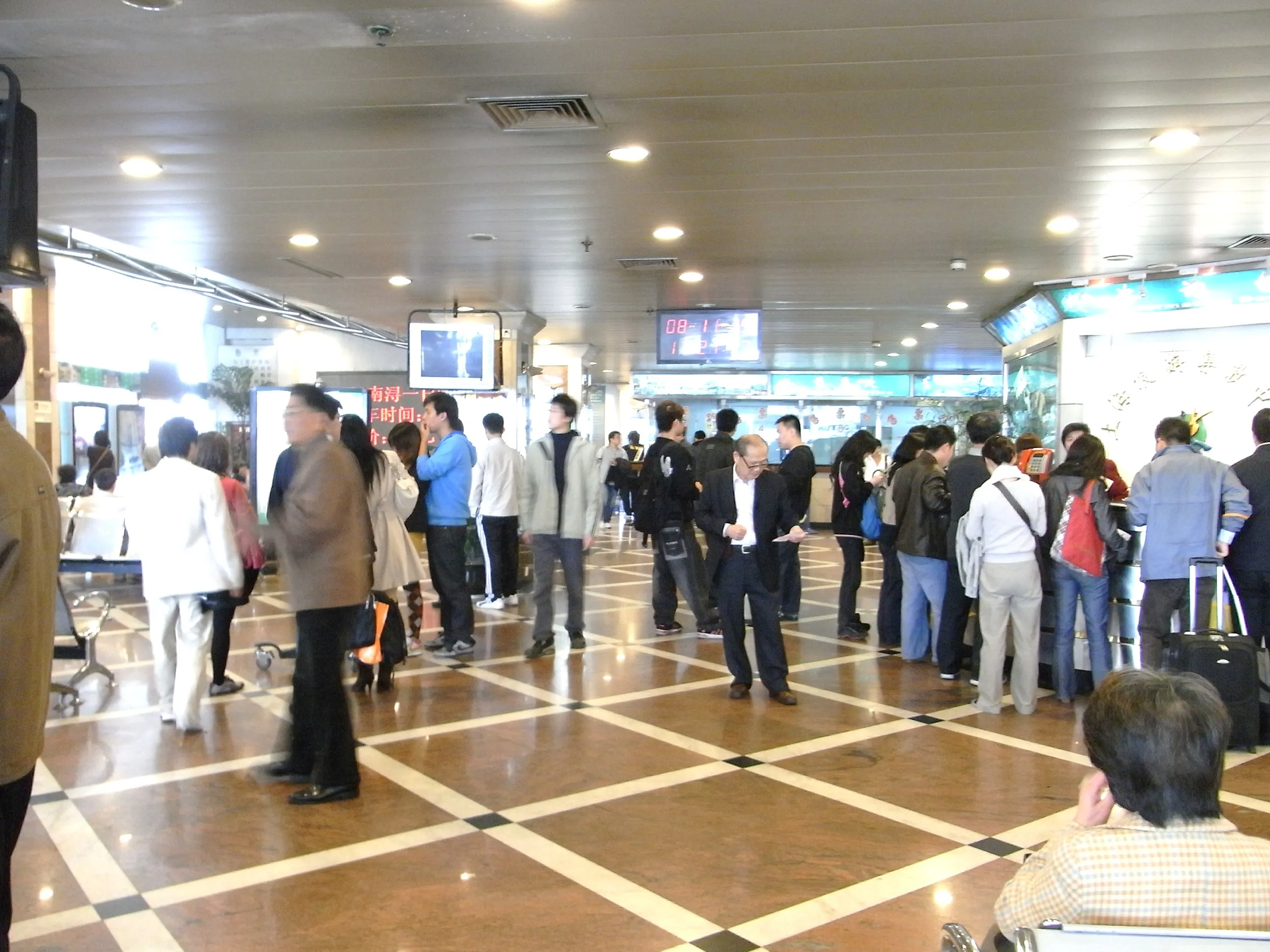 高速バスターミナルの中