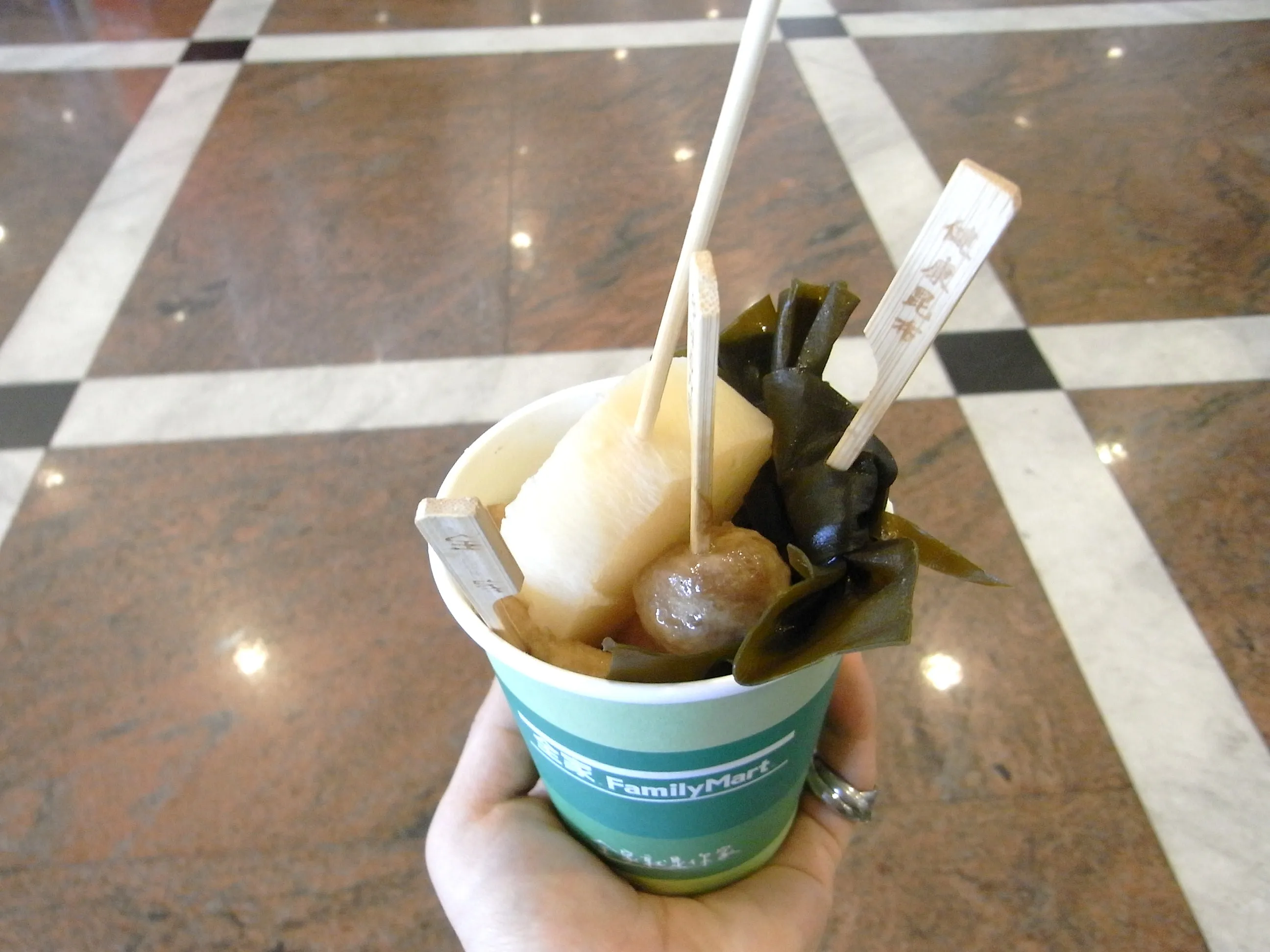 上海体育館側のコンビニで購入したおでん