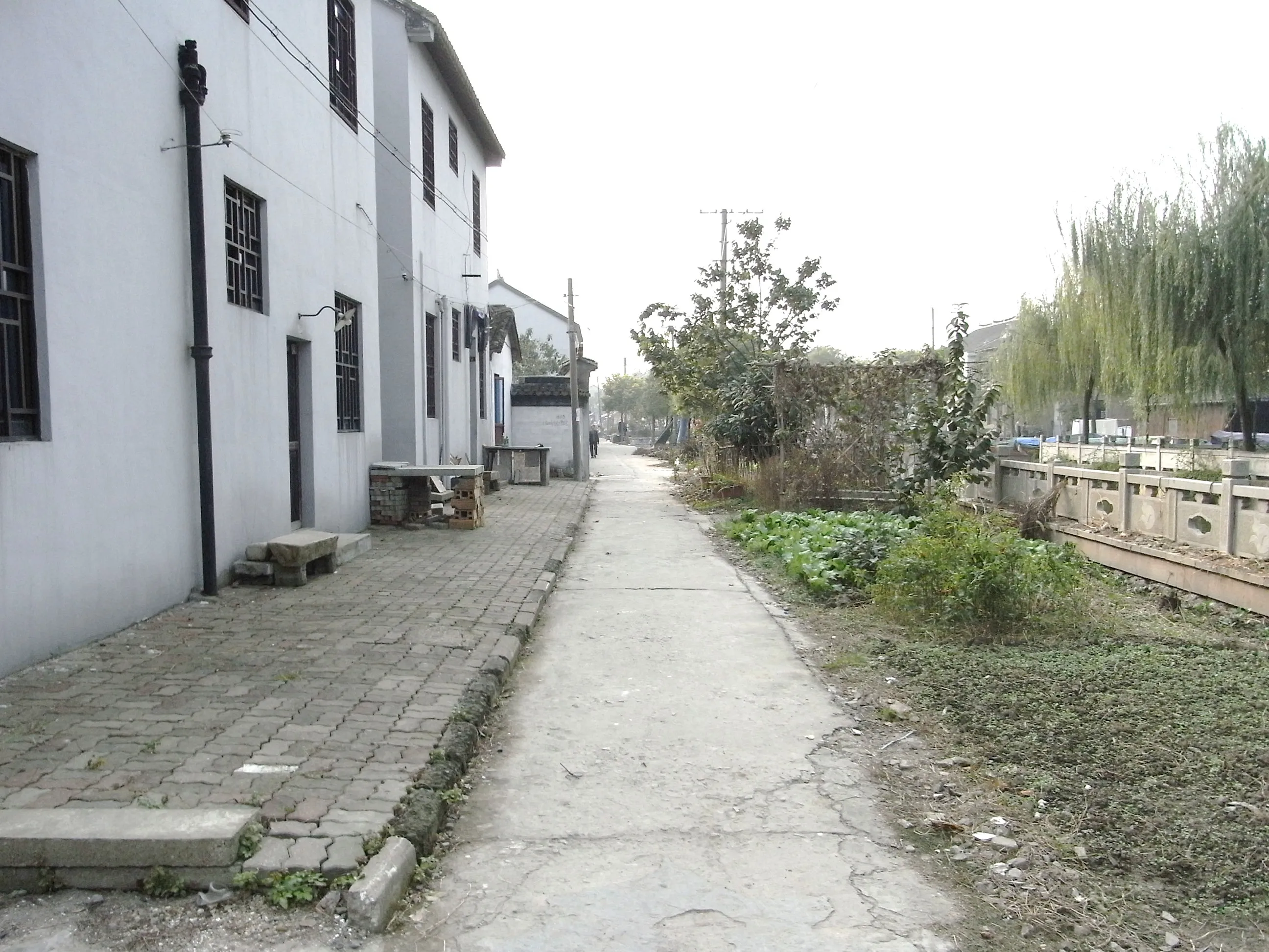 新しく建設中の商店街と運河