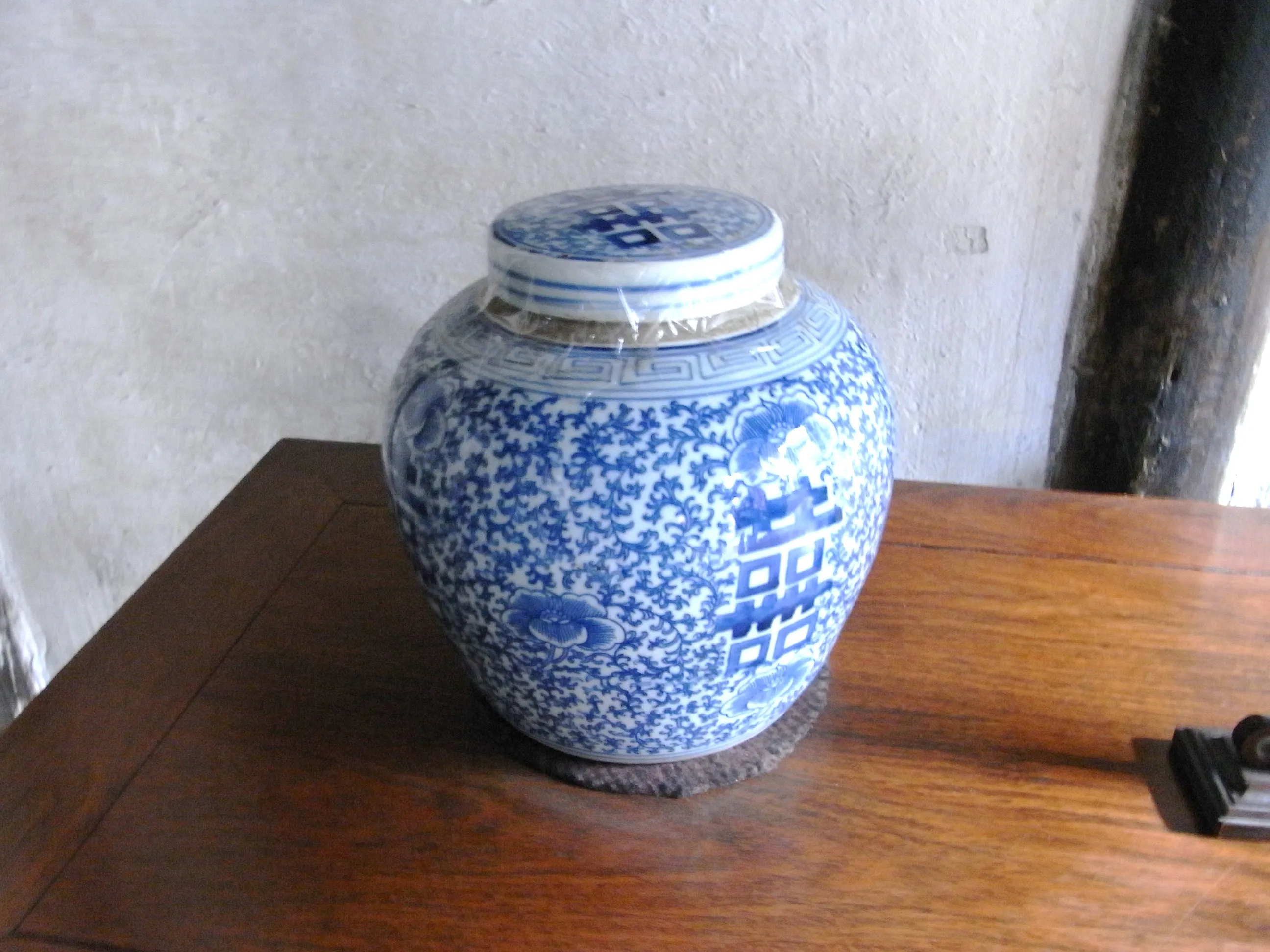 青と白の陶磁器の壷