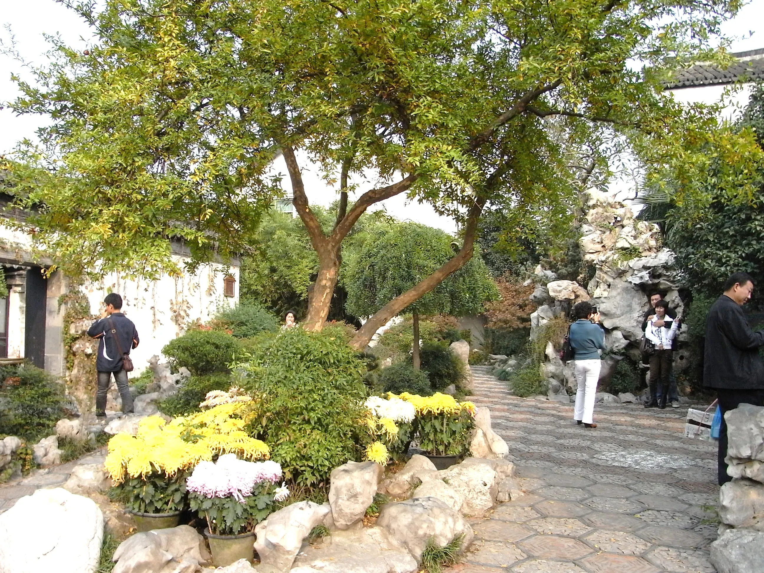 張庁の中庭と水辺の休憩所