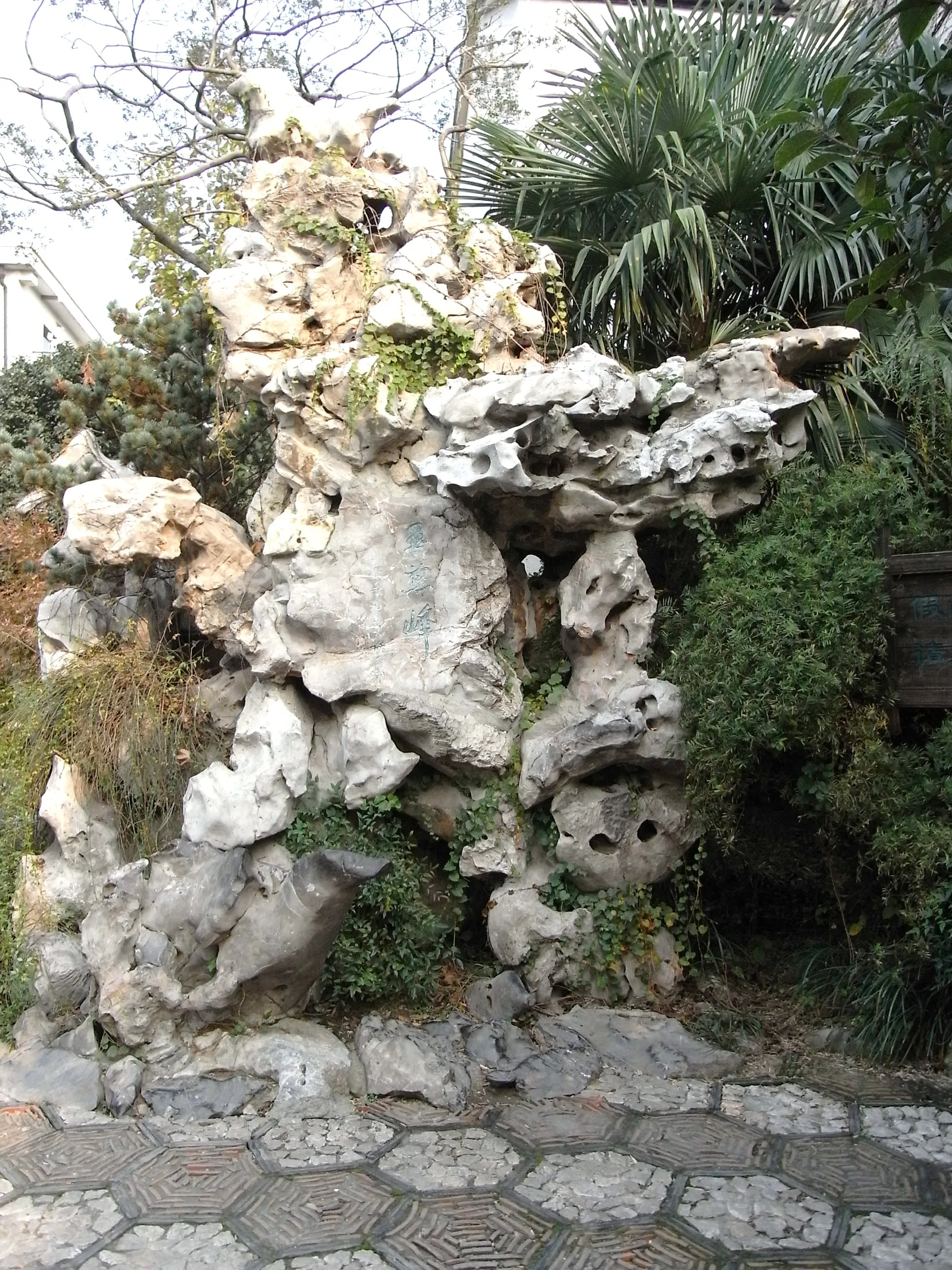 石灰質の岩のモニュメント