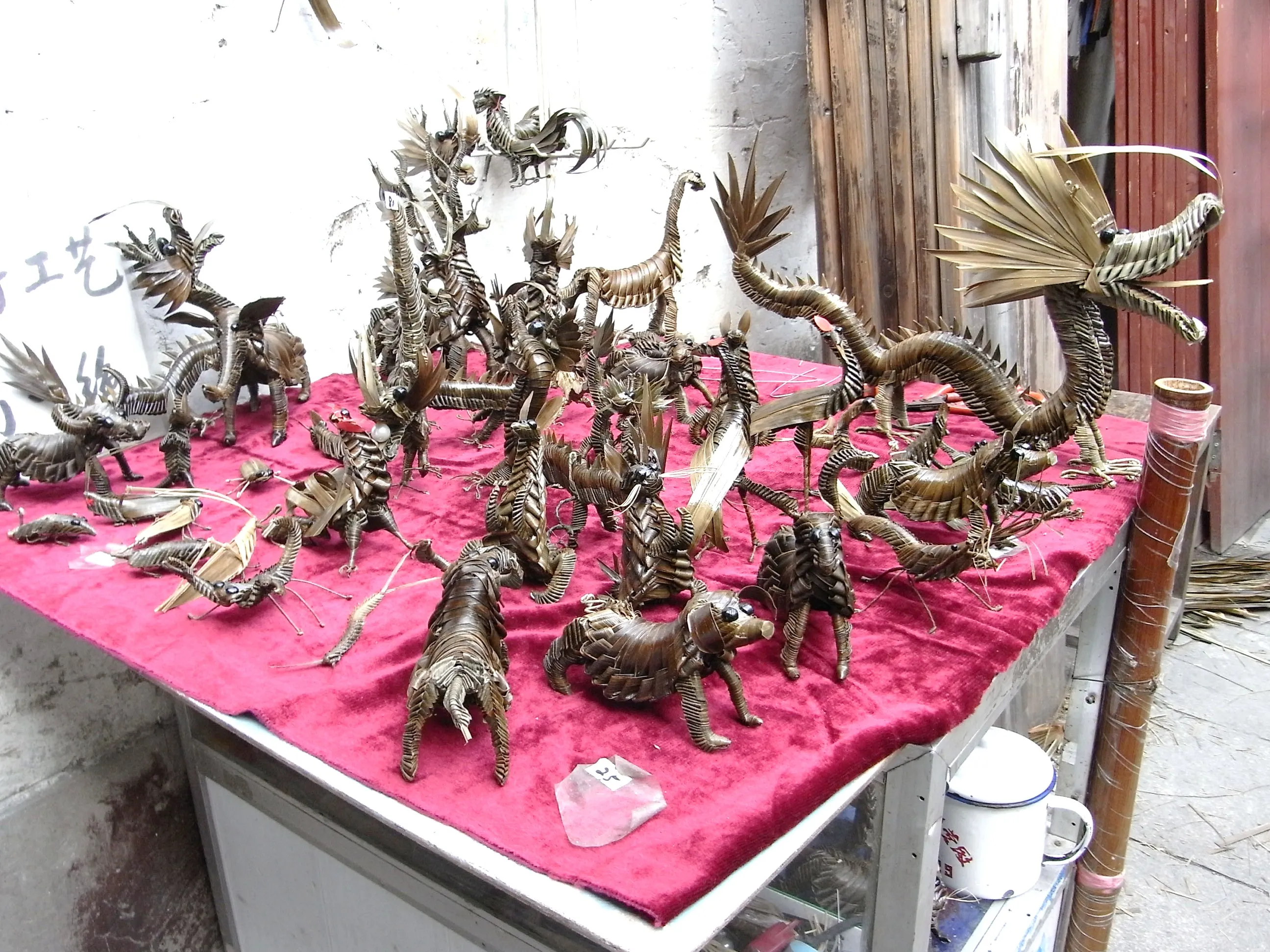 張庁の出口で売られる龍の彫刻