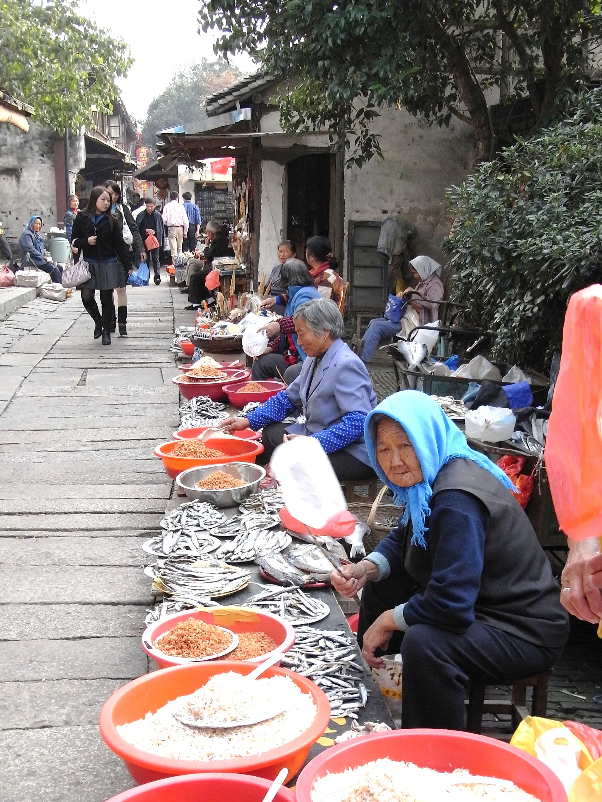 市場で魚介類、果物を買う