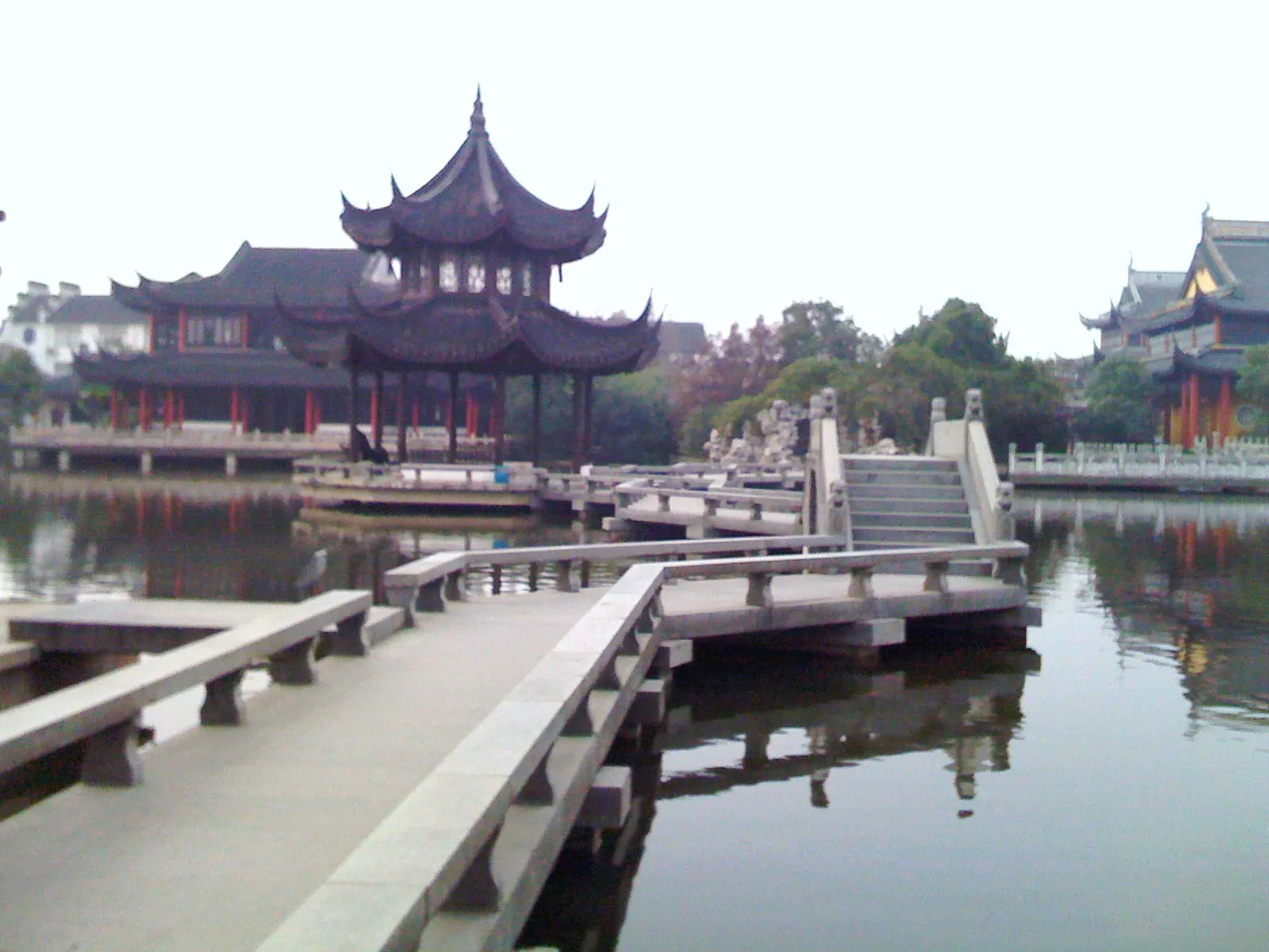 南湖を望める全福寺の楼閣