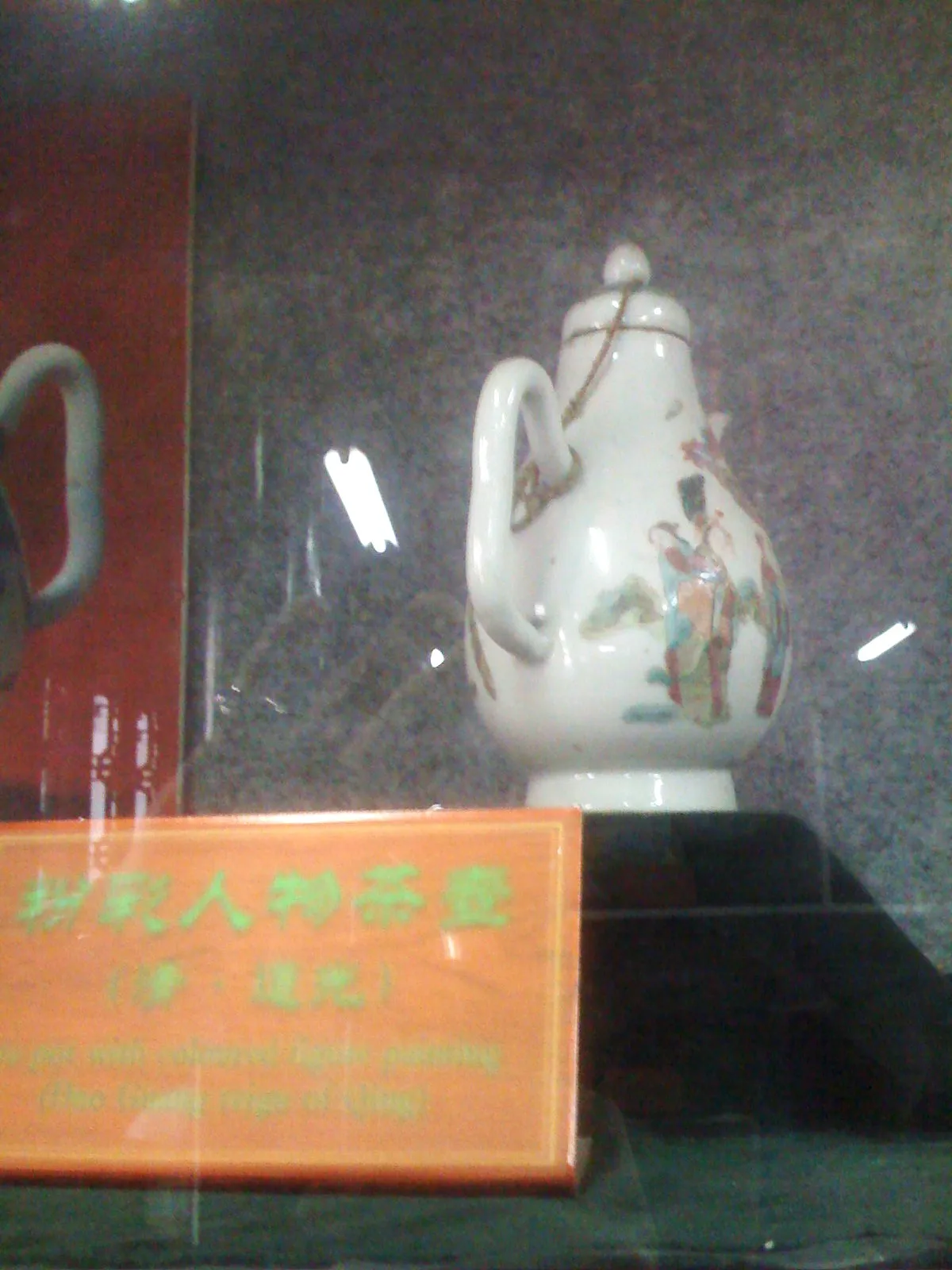 彩色された人物画の茶壷