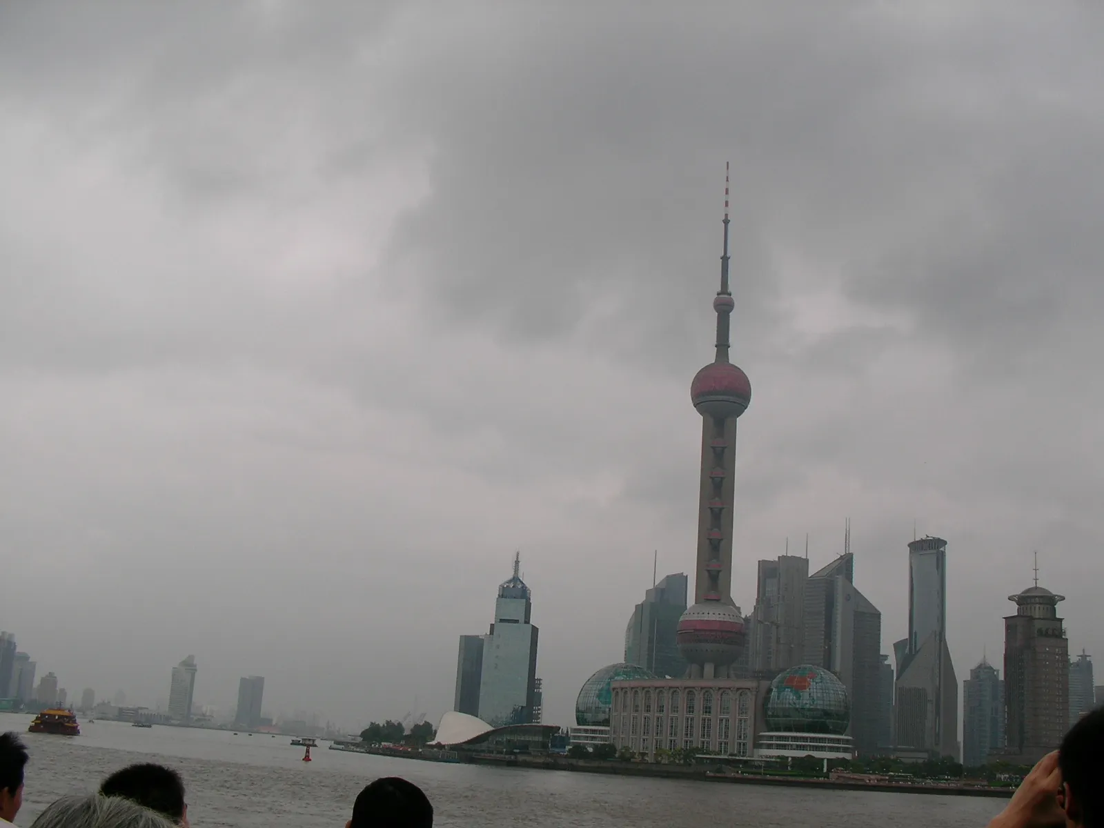 曇り空の外灘と東方明珠