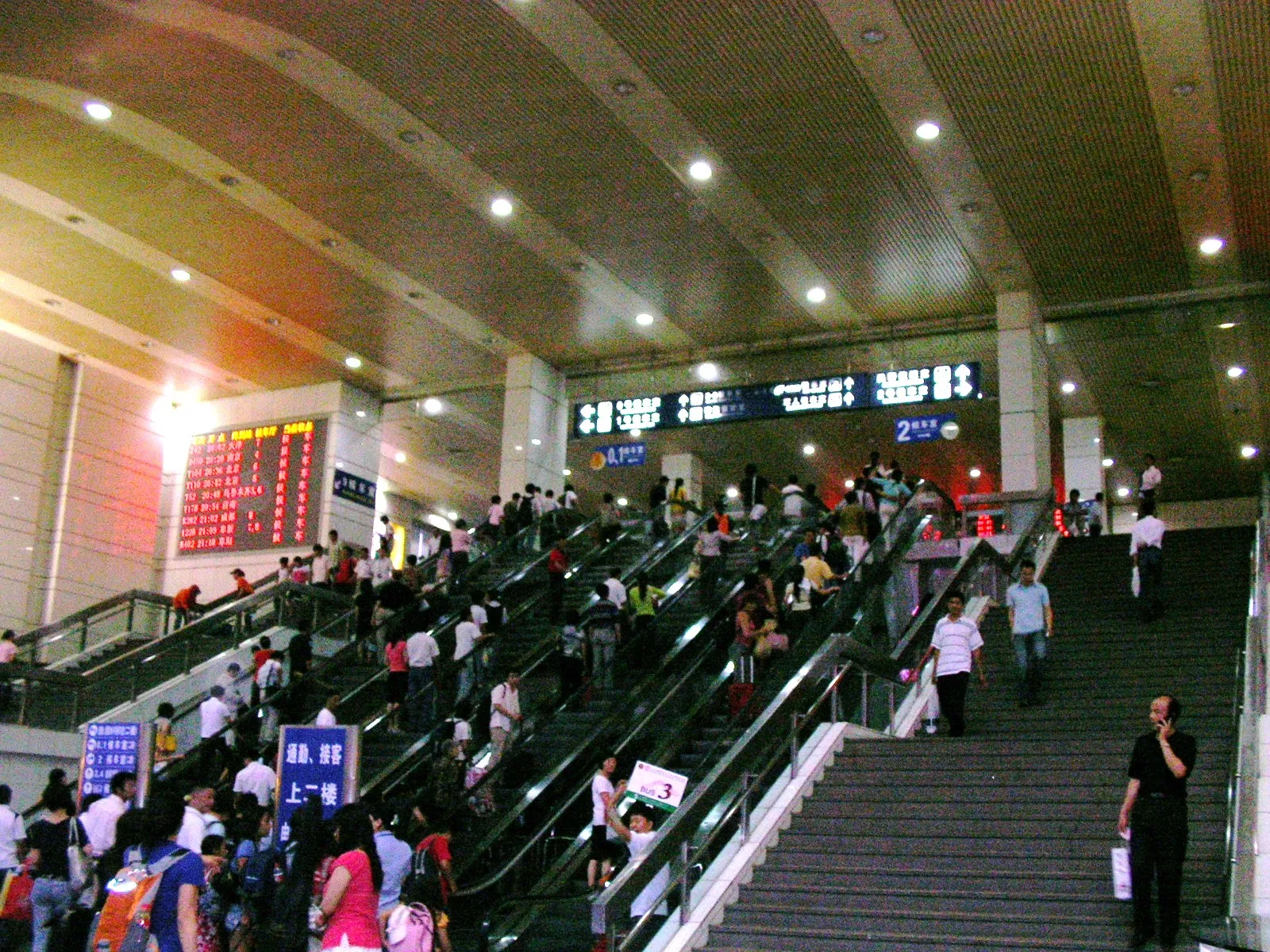 手荷物と駅構内へ